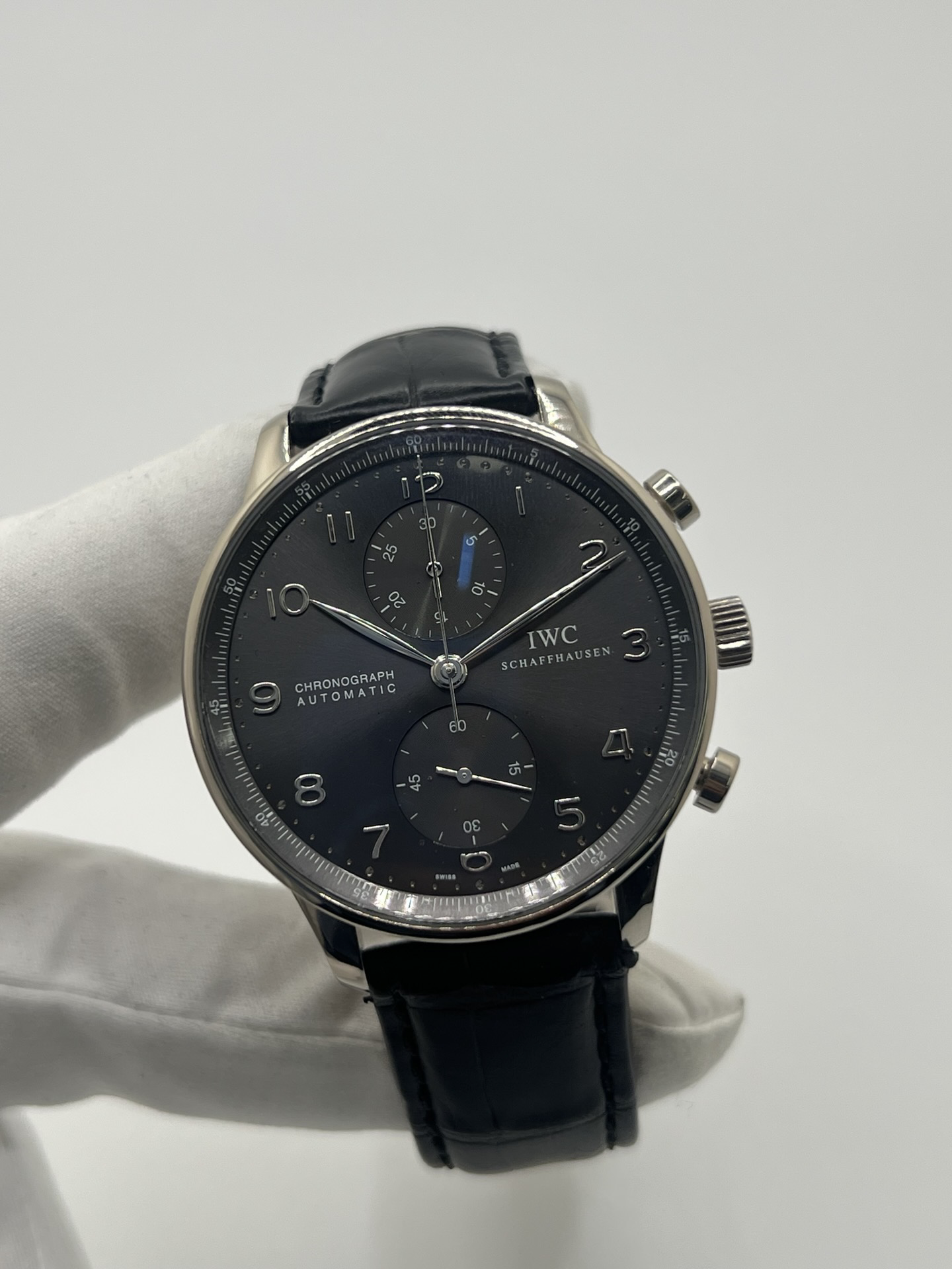 Chronographe IWC Portuguese en or blanc 18 carats, symbole d’élégance et de précision horlogère. Cette montre de luxe présente un boîtier en or blanc 18K, un cadran épuré avec compteurs de chronographe et des aiguilles fines offrant une lisibilité remarquable. Modèle emblématique de la collection IWC Portuguese, apprécié pour son design classique, son mouvement suisse de haute horlogerie et son style intemporel.