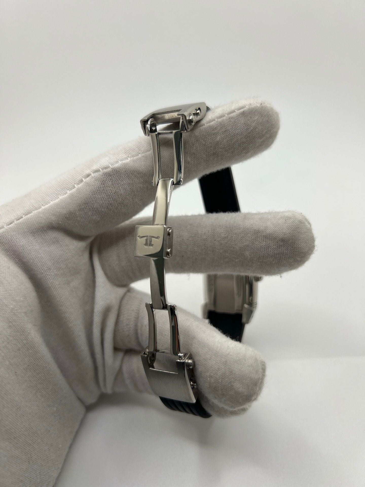 Montre Reverso Duetto référence 296.8.74 en acier, format rectangulaire, équipée d’un mouvement à remontage manuel. Modèle pour femme avec cadran blanc à chiffres arabes et verre saphir. Brace­let en caoutchouc noir avec boucle double plis. Pièce d’occasion en très bon état, présentant de légères traces d’usure discrètes.