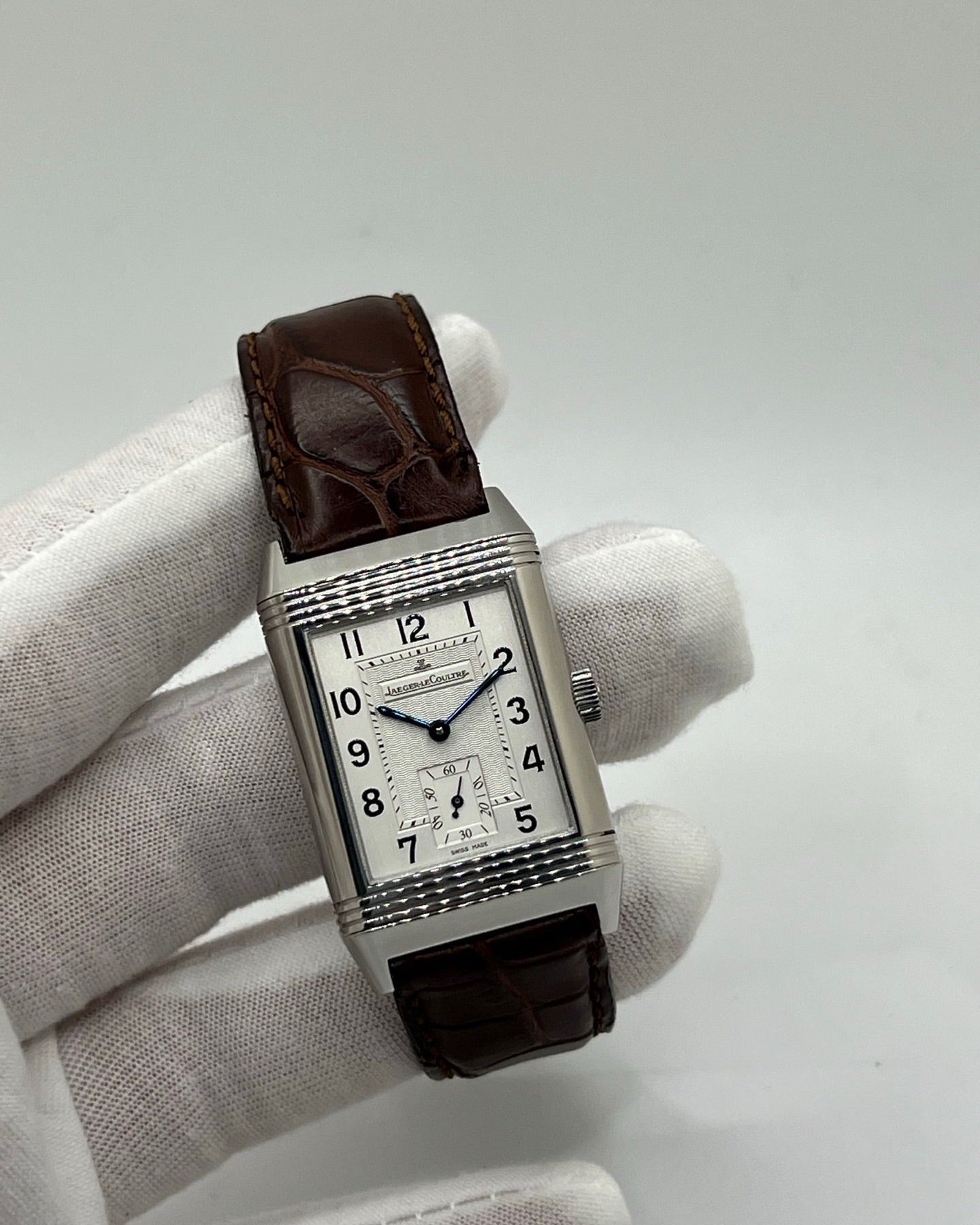 Découvrez la Montre Jaeger-LeCoultre Reverso Grande Taille 270.8.62, un garde-temps emblématique alliant élégance et ingénierie horlogère. Avec son boîtier rectangulaire emblématique et son design raffiné, ce modèle incarne le savoir-faire exceptionnel de Jaeger-LeCoultre. Idéale pour les passionnés de haute horlogerie, cette montre offre un style intemporel et une mécanique de précision. Un choix parfait pour les amateurs de montres de luxe et de pièces d’exception.