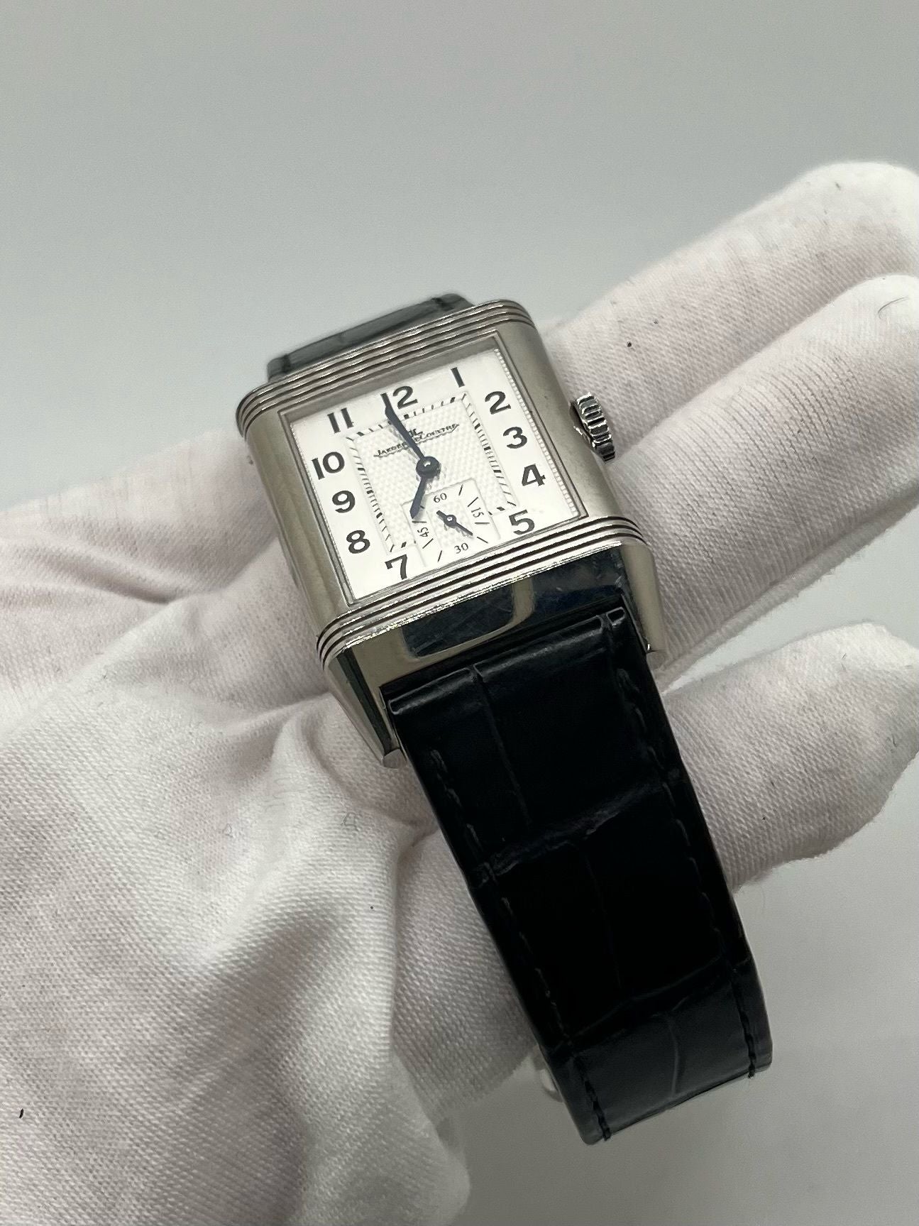 Montre Jaeger-LeCoultre Reverso Classic Small/Large réf. 214.8.62, modèle emblématique de 2017, livrée en full set avec boîte et papiers d’origine. Équipée d’une élégante boucle déployante, cette montre mécanique incarne le savoir-faire horloger suisse. Boîtier rectangulaire en acier, mouvement à remontage manuel. Une pièce raffinée pour collectionneur ou amateur de montres de prestige.