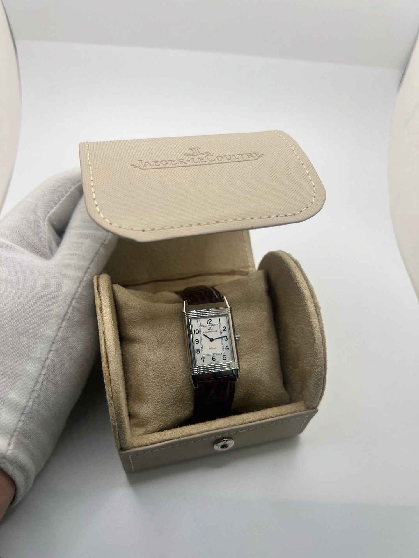 Montre Jaeger-LeCoultre Reverso Classique pour homme ou unisexe, équipée d’un mouvement quartz et d’un boîtier en acier de 23 x 38 mm. Ce modèle d’occasion en très bon état dispose d’un cadran argent à chiffres arabes, d’un verre saphir et d’une étanchéité de 3 ATM. Son bracelet en cuir brun avec boucle ardillon complète son style élégant et intemporel. Une montre Jaeger-LeCoultre Reverso Classique raffinée, idéale pour les amateurs de montres de luxe classiques.