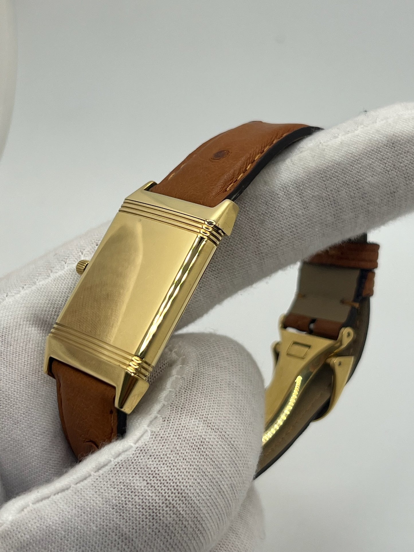 Redécouvrez l’élégance pure avec cette Jaeger-LeCoultre Reverso Classique millésime 2011, proposée en full set avec sa boîte, ses papiers et ses accessoires d’origine. Symbole de l’horlogerie raffinée, la Reverso séduit par son design rectangulaire emblématique et son cadran épuré. Cette version complète est un choix idéal pour les passionnés de montres de collection et les amateurs de la maison Jaeger-LeCoultre, à la recherche d’une pièce intemporelle au pedigree certifié.