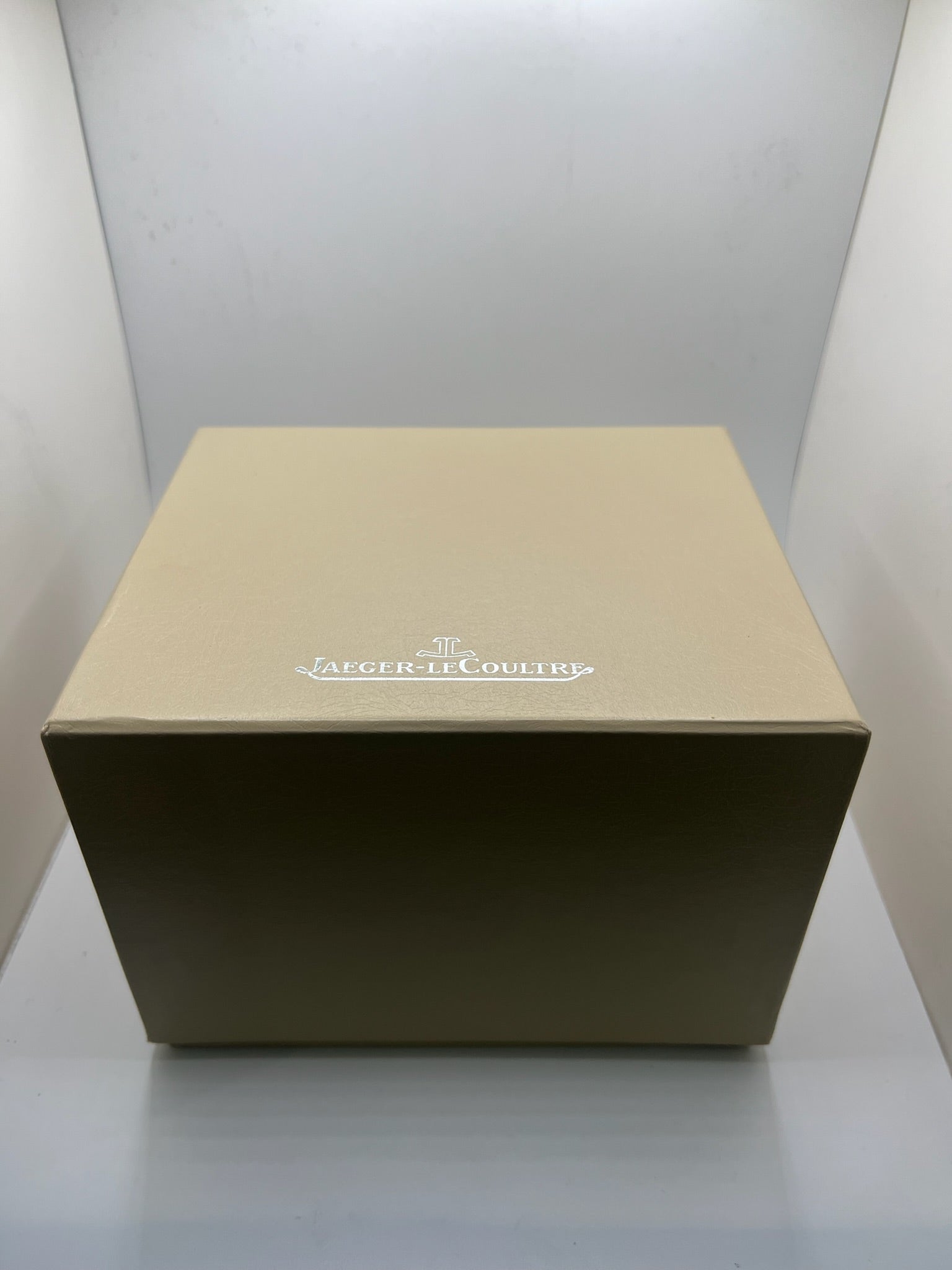 Redécouvrez l’élégance pure avec cette Jaeger-LeCoultre Reverso Classique millésime 2011, proposée en full set avec sa boîte, ses papiers et ses accessoires d’origine. Symbole de l’horlogerie raffinée, la Reverso séduit par son design rectangulaire emblématique et son cadran épuré. Cette version complète est un choix idéal pour les passionnés de montres de collection et les amateurs de la maison Jaeger-LeCoultre, à la recherche d’une pièce intemporelle au pedigree certifié.