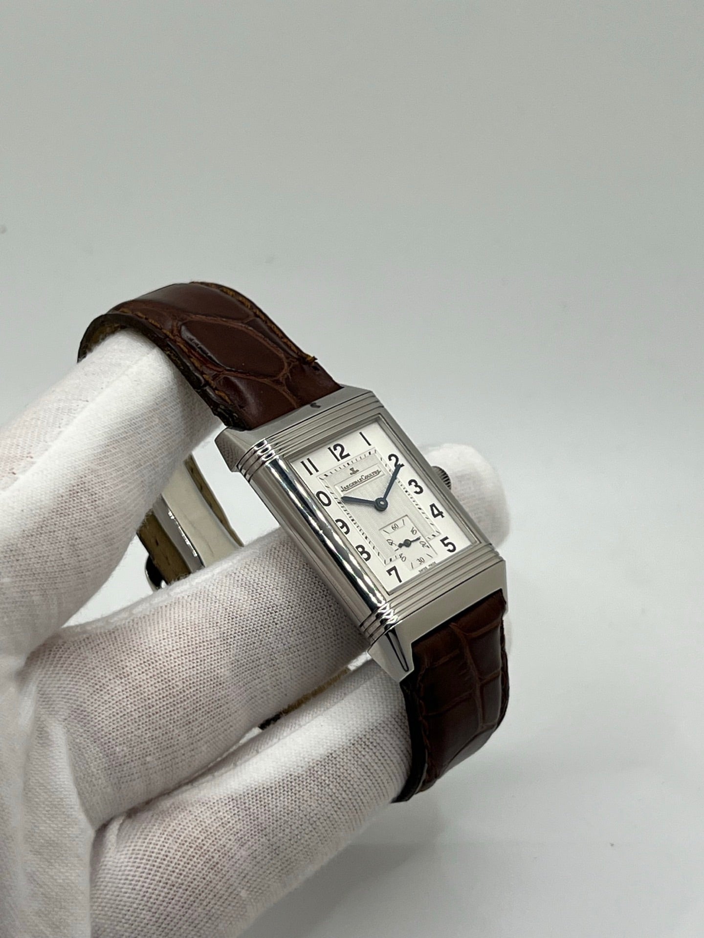 Découvrez la Montre Jaeger-LeCoultre Reverso Grande Taille 270.8.62, un garde-temps emblématique alliant élégance et ingénierie horlogère. Avec son boîtier rectangulaire emblématique et son design raffiné, ce modèle incarne le savoir-faire exceptionnel de Jaeger-LeCoultre. Idéale pour les passionnés de haute horlogerie, cette montre offre un style intemporel et une mécanique de précision. Un choix parfait pour les amateurs de montres de luxe et de pièces d’exception.
