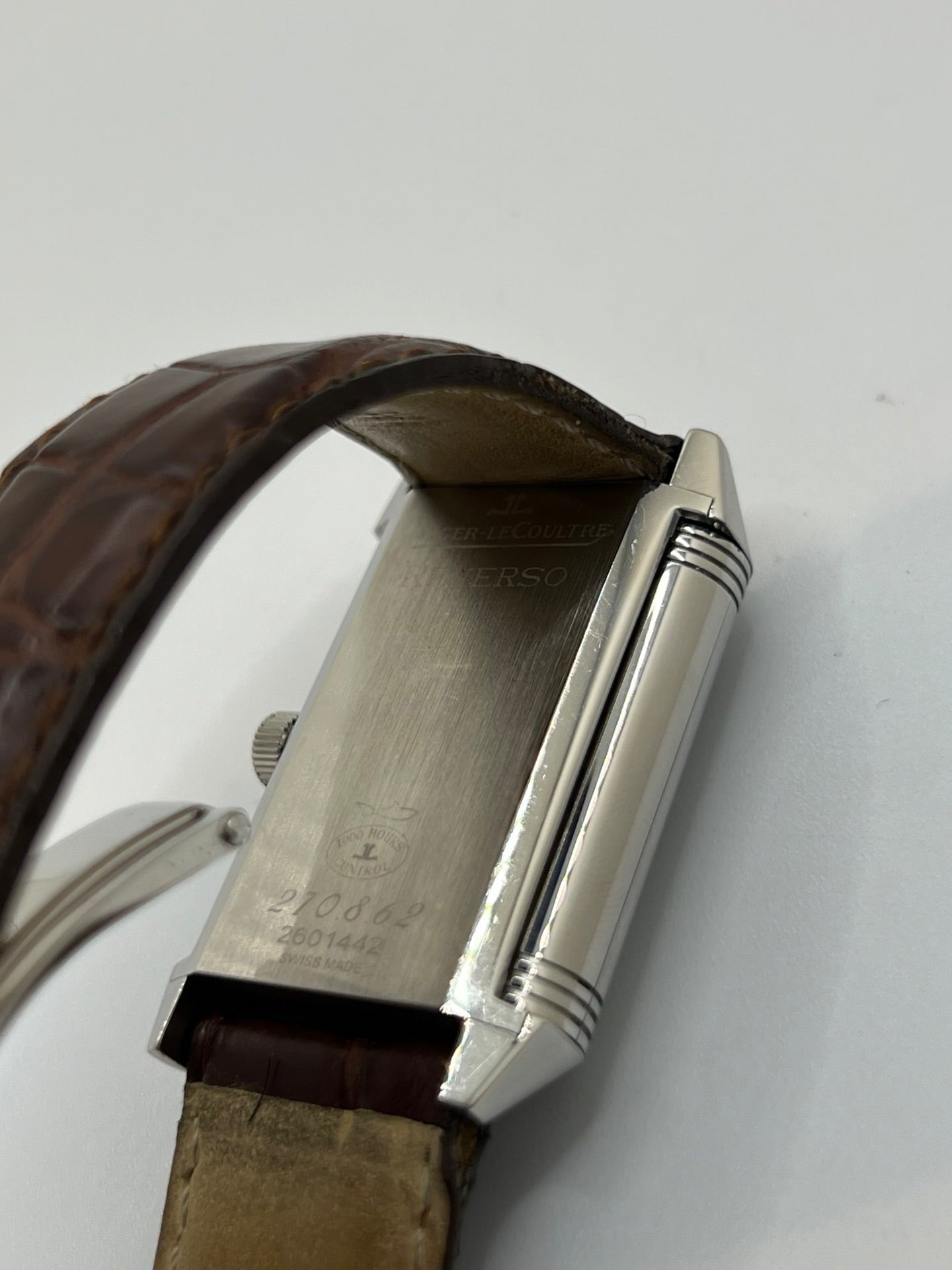 Découvrez la Montre Jaeger-LeCoultre Reverso Grande Taille 270.8.62, un garde-temps emblématique alliant élégance et ingénierie horlogère. Avec son boîtier rectangulaire emblématique et son design raffiné, ce modèle incarne le savoir-faire exceptionnel de Jaeger-LeCoultre. Idéale pour les passionnés de haute horlogerie, cette montre offre un style intemporel et une mécanique de précision. Un choix parfait pour les amateurs de montres de luxe et de pièces d’exception.