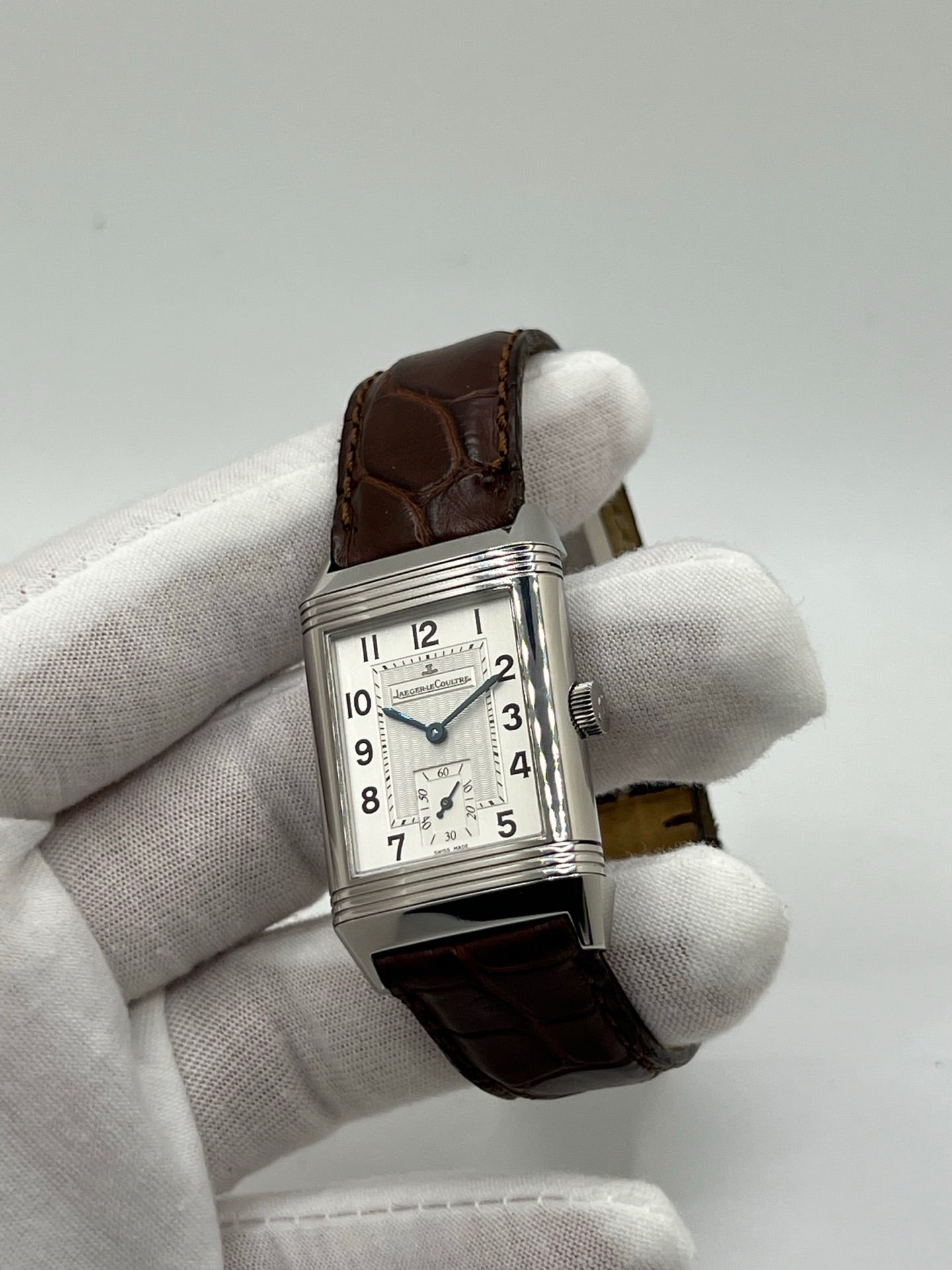 Découvrez la Montre Jaeger-LeCoultre Reverso Grande Taille 270.8.62, un garde-temps emblématique alliant élégance et ingénierie horlogère. Avec son boîtier rectangulaire emblématique et son design raffiné, ce modèle incarne le savoir-faire exceptionnel de Jaeger-LeCoultre. Idéale pour les passionnés de haute horlogerie, cette montre offre un style intemporel et une mécanique de précision. Un choix parfait pour les amateurs de montres de luxe et de pièces d’exception.