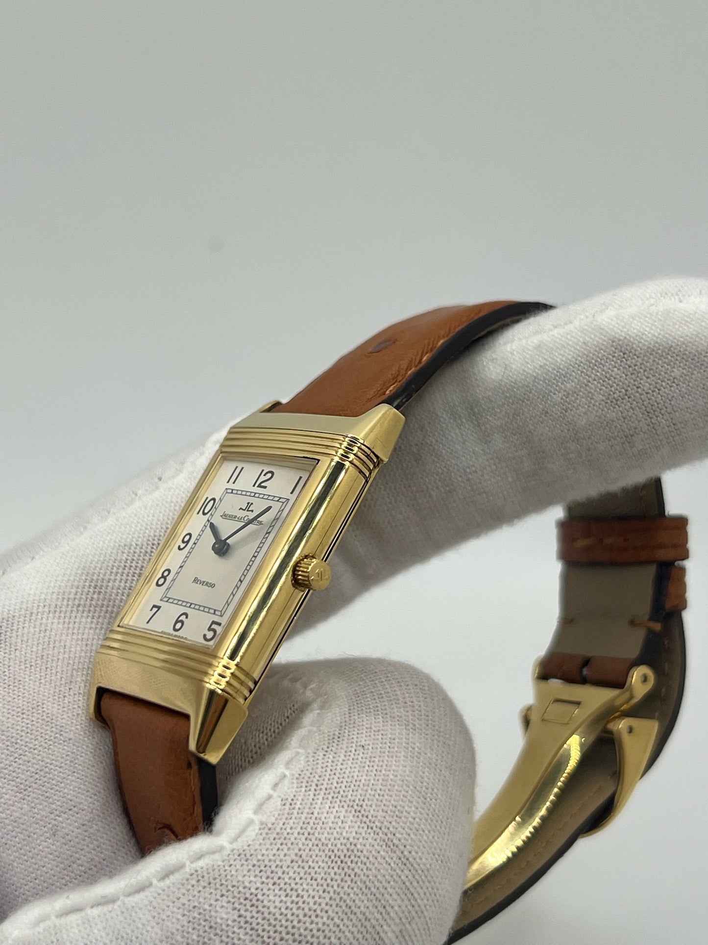 Redécouvrez l’élégance pure avec cette Jaeger-LeCoultre Reverso Classique millésime 2011, proposée en full set avec sa boîte, ses papiers et ses accessoires d’origine. Symbole de l’horlogerie raffinée, la Reverso séduit par son design rectangulaire emblématique et son cadran épuré. Cette version complète est un choix idéal pour les passionnés de montres de collection et les amateurs de la maison Jaeger-LeCoultre, à la recherche d’une pièce intemporelle au pedigree certifié.