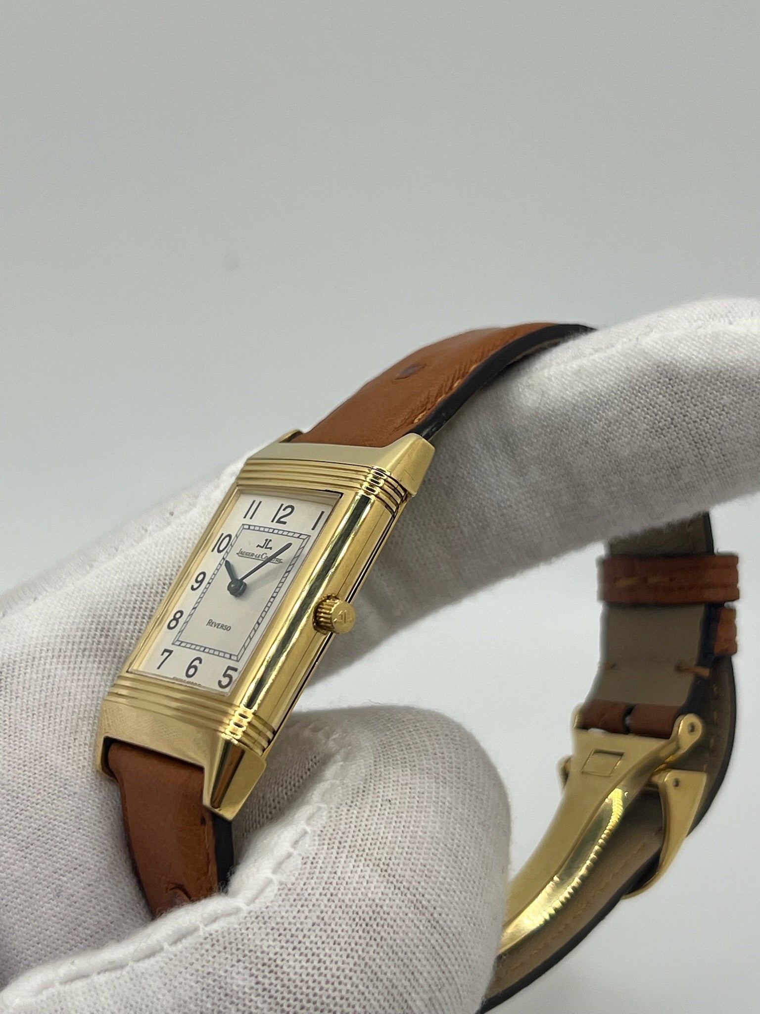 Redécouvrez l’élégance pure avec cette Jaeger-LeCoultre Reverso Classique millésime 2011, proposée en full set avec sa boîte, ses papiers et ses accessoires d’origine. Symbole de l’horlogerie raffinée, la Reverso séduit par son design rectangulaire emblématique et son cadran épuré. Cette version complète est un choix idéal pour les passionnés de montres de collection et les amateurs de la maison Jaeger-LeCoultre, à la recherche d’une pièce intemporelle au pedigree certifié.