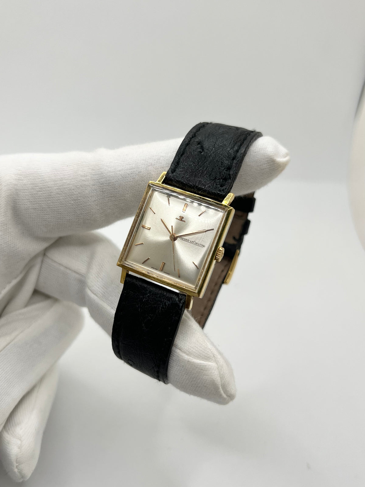 Montre Jaeger-LeCoultre Vintage Carrée, modèle ancien au design élégant et intemporel. Cette montre-bracelet Jaeger-LeCoultre se distingue par son boîtier de forme carrée et son style classique, idéal pour les amateurs d’horlogerie vintage. Une pièce raffinée de la maison Jaeger-LeCoultre, parfaite pour compléter une tenue élégante ou enrichir une collection de montres anciennes et de garde-temps de caractère.