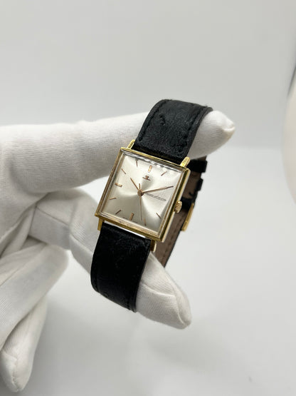 Montre Jaeger-LeCoultre Vintage Carrée, modèle ancien au design élégant et intemporel. Cette montre-bracelet Jaeger-LeCoultre se distingue par son boîtier de forme carrée et son style classique, idéal pour les amateurs d’horlogerie vintage. Une pièce raffinée de la maison Jaeger-LeCoultre, parfaite pour compléter une tenue élégante ou enrichir une collection de montres anciennes et de garde-temps de caractère.