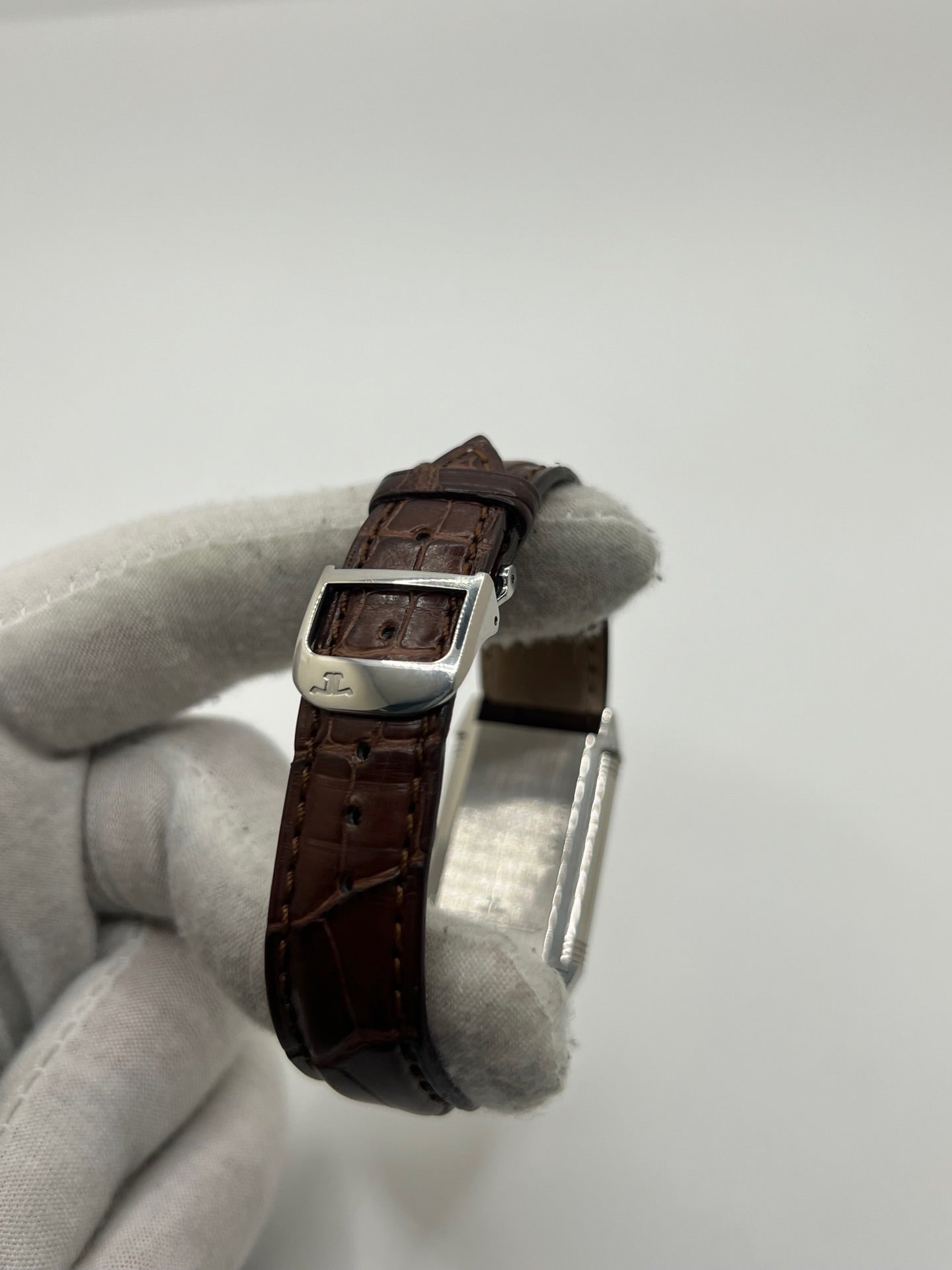 Montre Jaeger-LeCoultre Reverso Classique pour homme ou unisexe, équipée d’un mouvement quartz et d’un boîtier en acier de 23 x 38 mm. Ce modèle d’occasion en très bon état dispose d’un cadran argent à chiffres arabes, d’un verre saphir et d’une étanchéité de 3 ATM. Son bracelet en cuir brun avec boucle ardillon complète son style élégant et intemporel. Une montre Jaeger-LeCoultre Reverso Classique raffinée, idéale pour les amateurs de montres de luxe classiques.