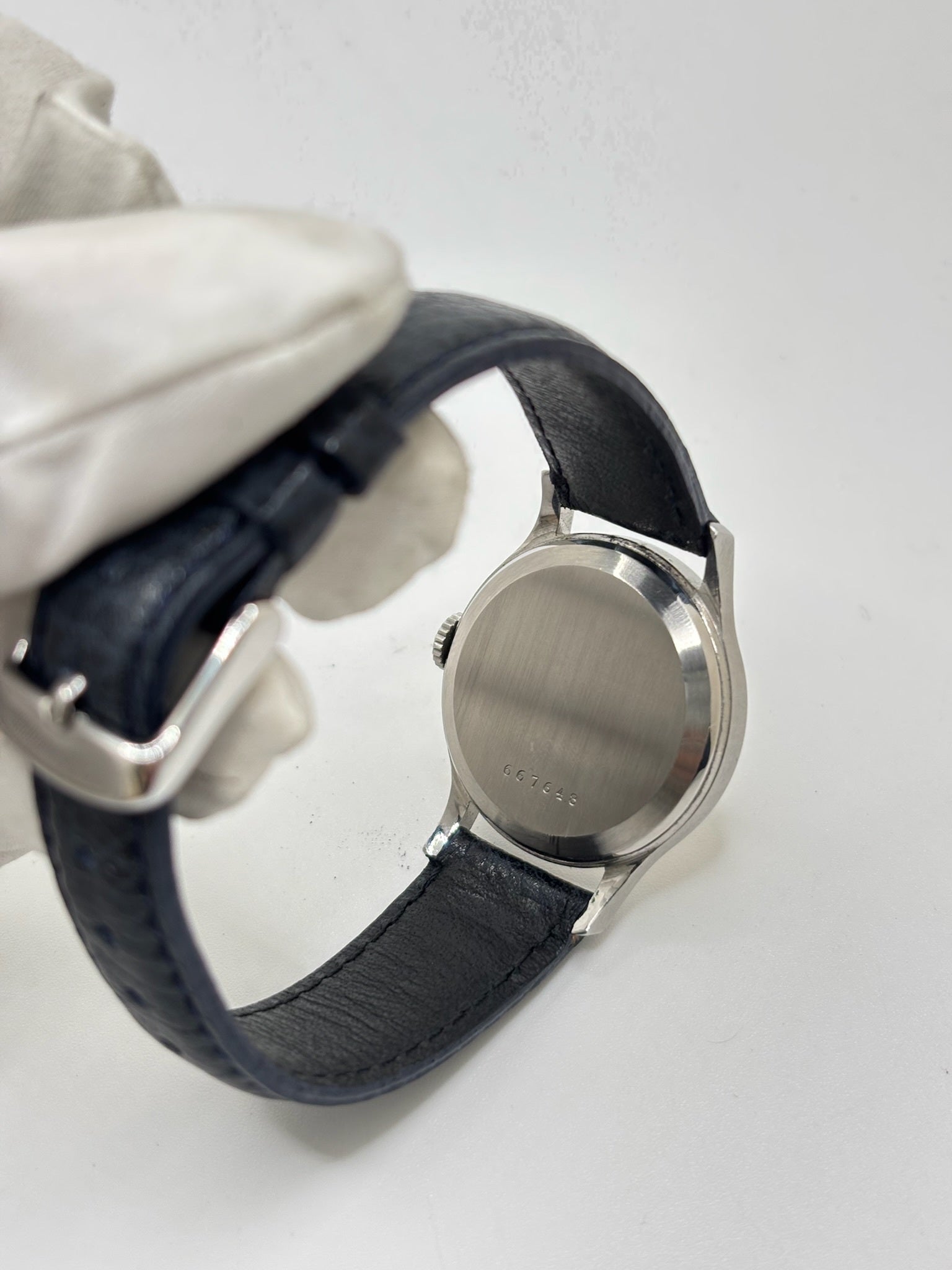 Montre Jaeger-LeCoultre vintage en acier datant des années 1950, équipée du calibre P478 à remontage manuel. Son cadran argent à chiffres arabes est protégé par un verre plexiglas et associé à un bracelet en cuir noir. Avec son boîtier de 31,5 mm et son design sobre et élégant, cette montre mécanique de collection illustre le savoir-faire horloger suisse de l'époque. Pièce ancienne recherchée par les amateurs de montres vintage et de garde-temps de caractère.