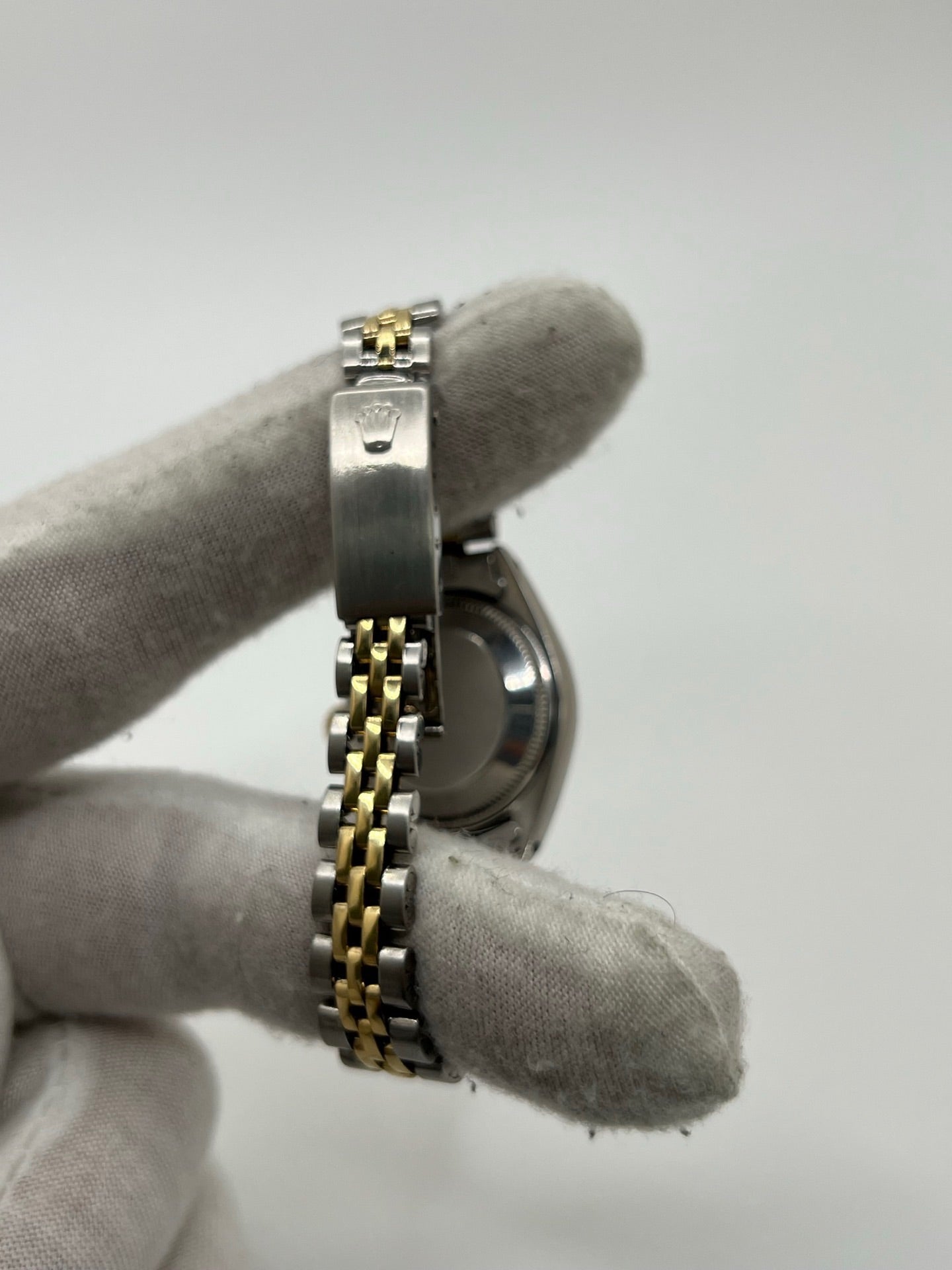 Montre Lady-Datejust référence 69173 en acier et or jaune avec cadran champagne et lunette cannelée en or jaune. Modèle féminin emblématique doté d’un mouvement automatique calibre 2135 et d’un boîtier de 26 mm avec verre saphir. Bracelet bicolore acier et or avec boucle pliante. Montre élégante et intemporelle, appréciée pour son design raffiné et sa fonction date, idéale pour les amateurs de montres classiques et d’horlogerie suisse.