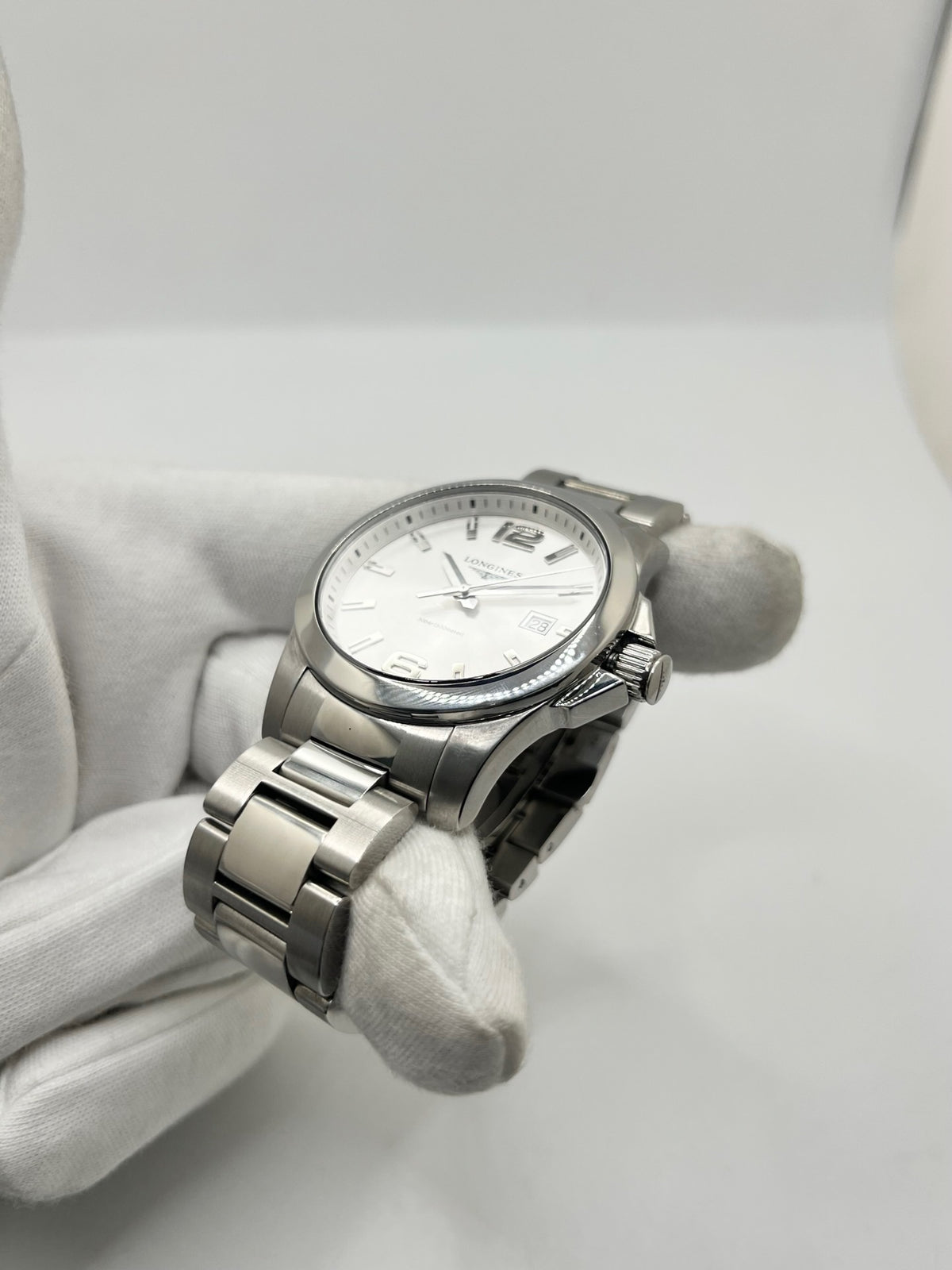 Montre Longines Conquest L3.759.4.76.6 pour homme, équipée d’un mouvement quartz et d’un boîtier en acier de 41 mm. Elle présente un élégant cadran argenté protégé par un verre saphir, ainsi qu’un bracelet en acier avec boucle déployante double plis. Cette Longines Conquest se distingue par son design intemporel et sportif, son étanchéité de 30 ATM et son excellent état général. Montre de luxe d’occasion révisée en interne en octobre 2026.
