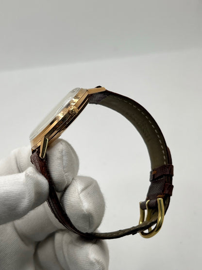Montre Longines Flagship 2407 vintage en très bon état, datant approximativement de 1962, avec mouvement automatique calibre 341. Son boîtier de 35 mm en or rose est associé à un cadran argent à index bâtons et un verre Plexiglas. Cette Longines Flagship possède un bracelet en cuir de lézard brun avec boucle ardillon en acier. Elle dispose également d’une fonction date et d’un design élégant et intemporel.