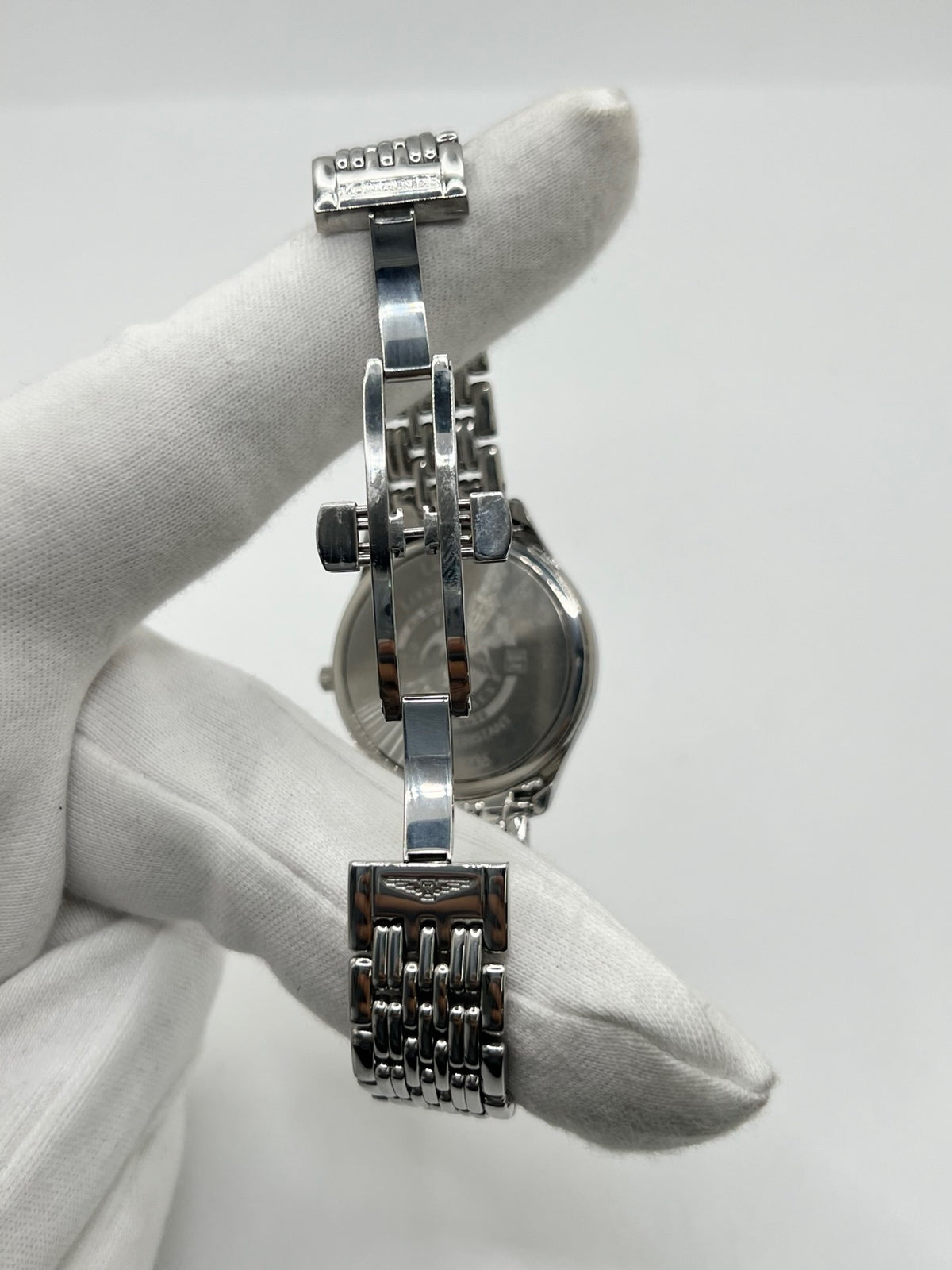 Montre Longines Lyre L43594126 en acier, équipée d’un mouvement à quartz et d’un boîtier de 32 mm. Son cadran blanc élégant est protégé par un verre saphir, offrant une bonne résistance aux rayures. Cette montre Longines Lyre se distingue par son design classique et intemporel, idéal pour accompagner toutes les occasions. Son bracelet en acier assorti, doté d’une boucle déployante double, apporte une finition harmonieuse et raffinée. Modèle de 2018, livré avec son coffret et ses papiers d’origine.