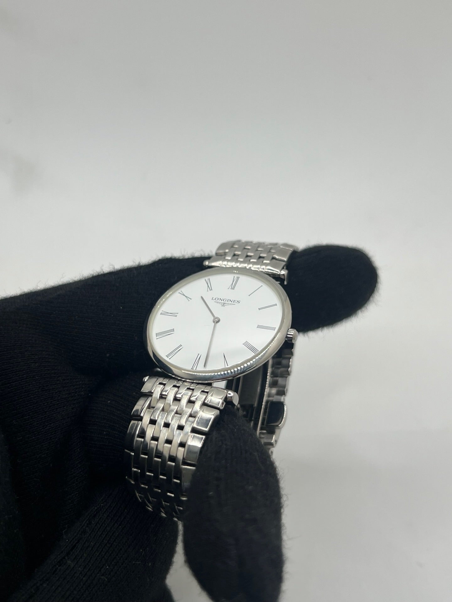 Montre Longines La Grande Classique L4.709.4 en acier, équipée d’un mouvement quartz précis et d’un cadran blanc à chiffres romains. Son boîtier fin de 33 mm et son bracelet argenté en acier lui confèrent une élégance intemporelle. Un garde-temps raffiné pour homme ou unisexe, idéal pour un style classique et sophistiqué.
