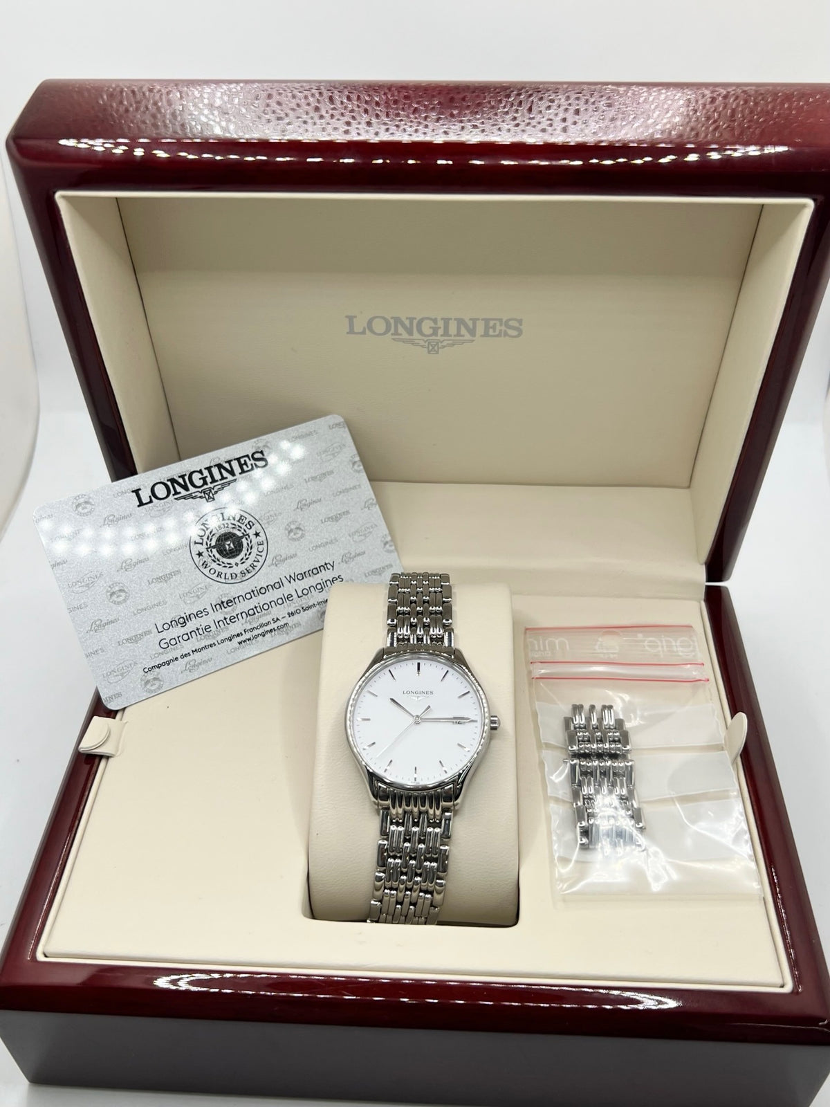 Montre Longines Lyre L43594126 en acier, équipée d’un mouvement à quartz et d’un boîtier de 32 mm. Son cadran blanc élégant est protégé par un verre saphir, offrant une bonne résistance aux rayures. Cette montre Longines Lyre se distingue par son design classique et intemporel, idéal pour accompagner toutes les occasions. Son bracelet en acier assorti, doté d’une boucle déployante double, apporte une finition harmonieuse et raffinée. Modèle de 2018, livré avec son coffret et ses papiers d’origine.