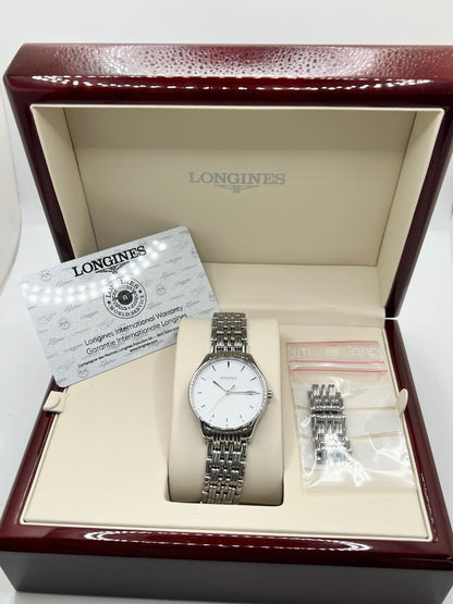 Montre Longines Lyre L43594126 en acier, équipée d’un mouvement à quartz et d’un boîtier de 32 mm. Son cadran blanc élégant est protégé par un verre saphir, offrant une bonne résistance aux rayures. Cette montre Longines Lyre se distingue par son design classique et intemporel, idéal pour accompagner toutes les occasions. Son bracelet en acier assorti, doté d’une boucle déployante double, apporte une finition harmonieuse et raffinée. Modèle de 2018, livré avec son coffret et ses papiers d’origine.