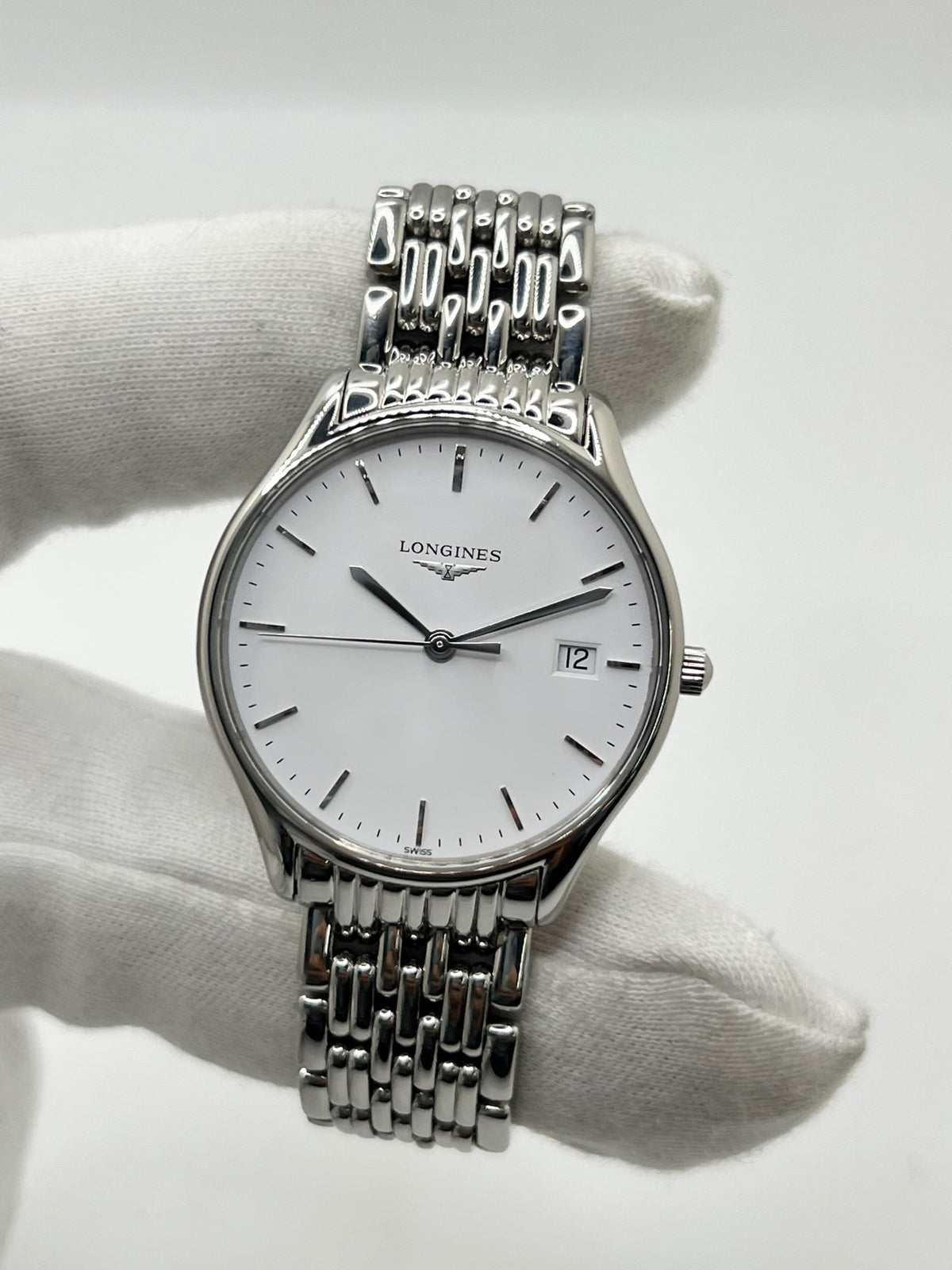 Montre Longines Lyre L43594126 en acier, équipée d’un mouvement à quartz et d’un boîtier de 32 mm. Son cadran blanc élégant est protégé par un verre saphir, offrant une bonne résistance aux rayures. Cette montre Longines Lyre se distingue par son design classique et intemporel, idéal pour accompagner toutes les occasions. Son bracelet en acier assorti, doté d’une boucle déployante double, apporte une finition harmonieuse et raffinée. Modèle de 2018, livré avec son coffret et ses papiers d’origine.