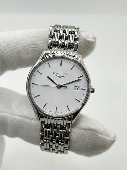 Montre Longines Lyre L43594126 en acier, équipée d’un mouvement à quartz et d’un boîtier de 32 mm. Son cadran blanc élégant est protégé par un verre saphir, offrant une bonne résistance aux rayures. Cette montre Longines Lyre se distingue par son design classique et intemporel, idéal pour accompagner toutes les occasions. Son bracelet en acier assorti, doté d’une boucle déployante double, apporte une finition harmonieuse et raffinée. Modèle de 2018, livré avec son coffret et ses papiers d’origine.