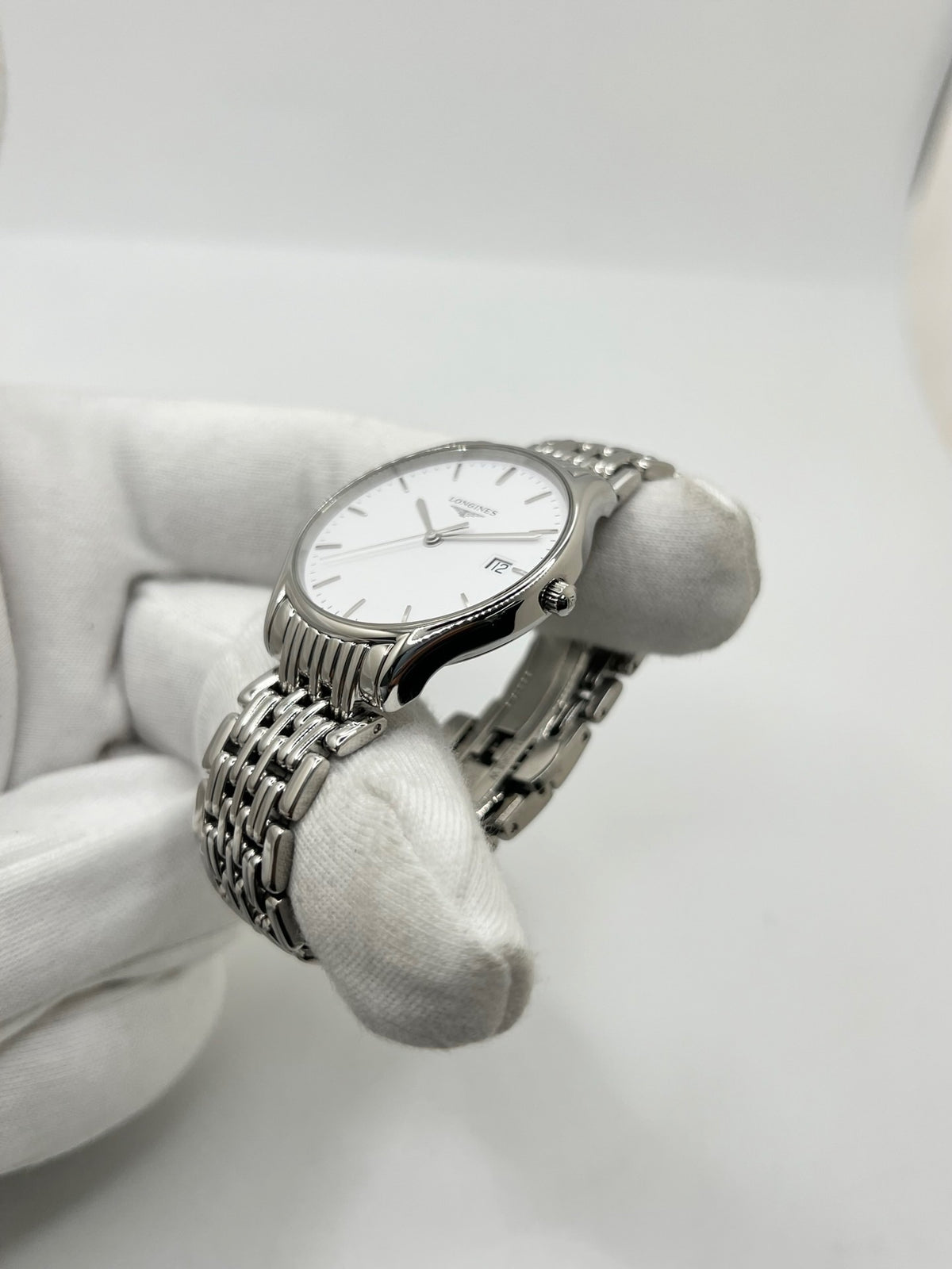 Montre Longines Lyre L43594126 en acier, équipée d’un mouvement à quartz et d’un boîtier de 32 mm. Son cadran blanc élégant est protégé par un verre saphir, offrant une bonne résistance aux rayures. Cette montre Longines Lyre se distingue par son design classique et intemporel, idéal pour accompagner toutes les occasions. Son bracelet en acier assorti, doté d’une boucle déployante double, apporte une finition harmonieuse et raffinée. Modèle de 2018, livré avec son coffret et ses papiers d’origine.