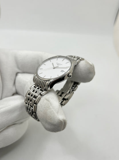 Montre Longines Lyre L43594126 en acier, équipée d’un mouvement à quartz et d’un boîtier de 32 mm. Son cadran blanc élégant est protégé par un verre saphir, offrant une bonne résistance aux rayures. Cette montre Longines Lyre se distingue par son design classique et intemporel, idéal pour accompagner toutes les occasions. Son bracelet en acier assorti, doté d’une boucle déployante double, apporte une finition harmonieuse et raffinée. Modèle de 2018, livré avec son coffret et ses papiers d’origine.