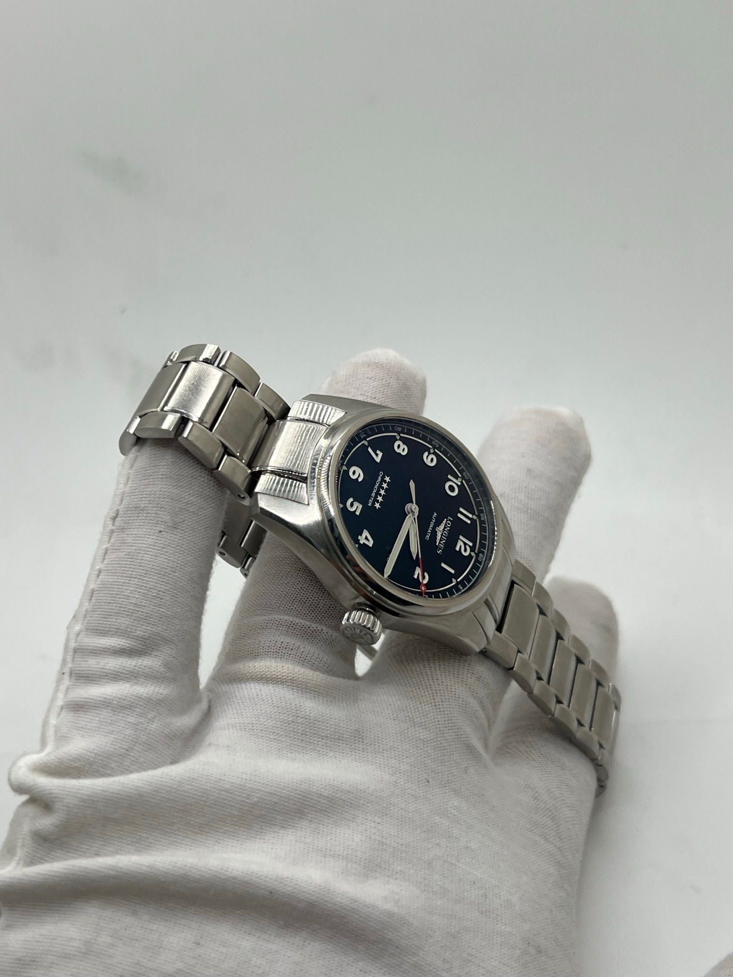 Montre Longines Spirit réf. L3.810.4.53.6 pour homme, équipée d’un mouvement automatique calibre L888.4 avec une réserve de marche de 72 heures. Boîtier et bracelet en acier inoxydable, cadran noir à chiffres arabes, verre saphir et aiguilles luminescentes. Montre chronomètre élégante, précise et robuste, idéale au quotidien comme en collection.