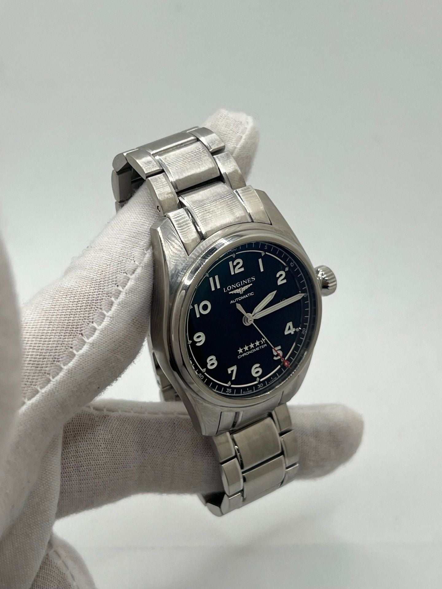 Montre Longines Spirit réf. L3.810.4.53.6 pour homme, équipée d’un mouvement automatique calibre L888.4 avec une réserve de marche de 72 heures. Boîtier et bracelet en acier inoxydable, cadran noir à chiffres arabes, verre saphir et aiguilles luminescentes. Montre chronomètre élégante, précise et robuste, idéale au quotidien comme en collection.