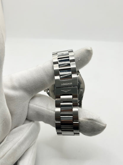 Montre Longines Conquest L3.759.4.76.6 pour homme, équipée d’un mouvement quartz et d’un boîtier en acier de 41 mm. Elle présente un élégant cadran argenté protégé par un verre saphir, ainsi qu’un bracelet en acier avec boucle déployante double plis. Cette Longines Conquest se distingue par son design intemporel et sportif, son étanchéité de 30 ATM et son excellent état général. Montre de luxe d’occasion révisée en interne en octobre 2026.