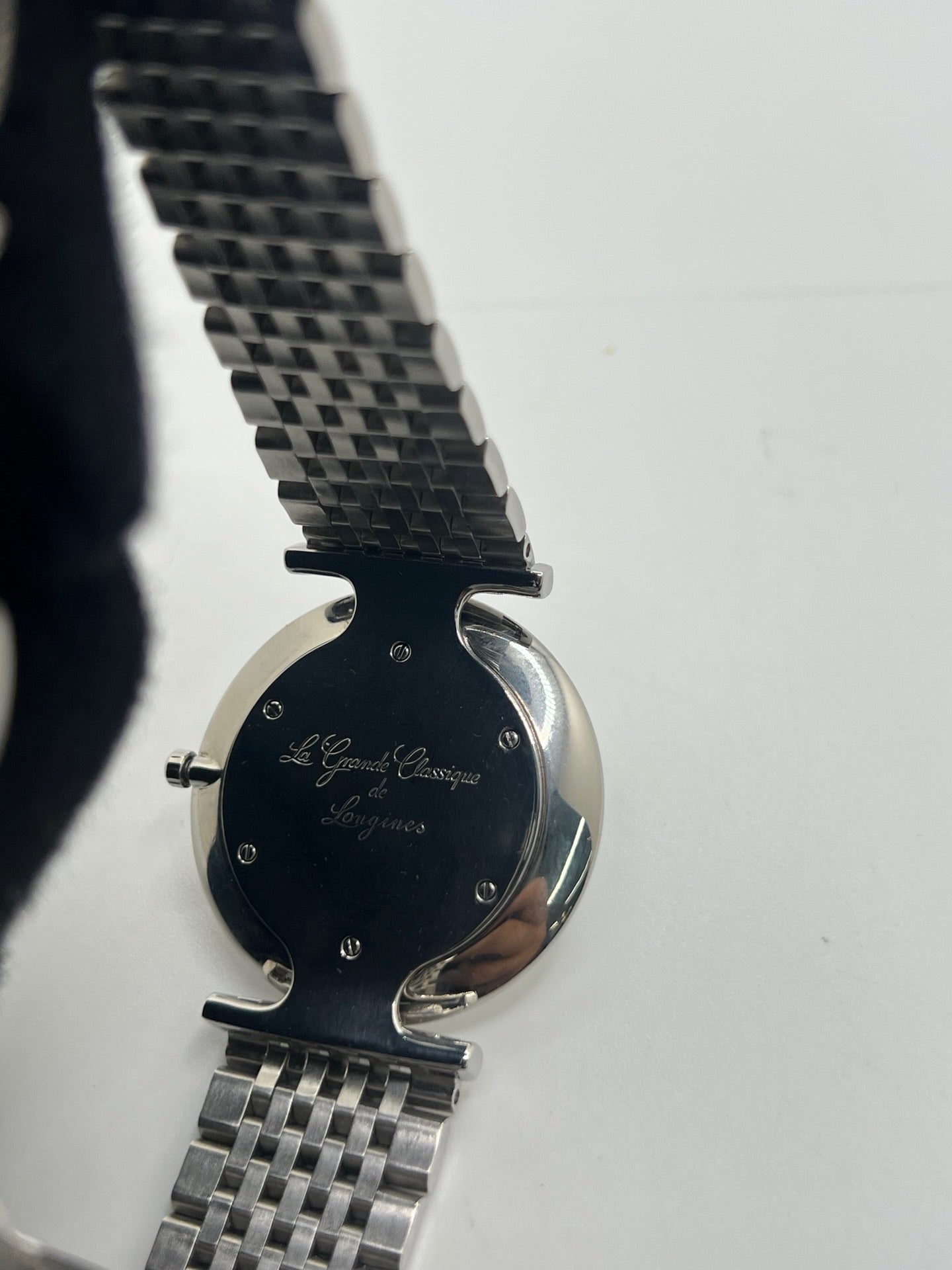 Montre Longines La Grande Classique L4.709.4 en acier, équipée d’un mouvement quartz précis et d’un cadran blanc à chiffres romains. Son boîtier fin de 33 mm et son bracelet argenté en acier lui confèrent une élégance intemporelle. Un garde-temps raffiné pour homme ou unisexe, idéal pour un style classique et sophistiqué.