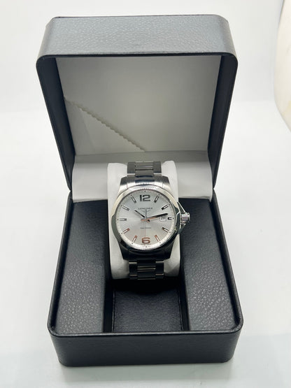 Montre Longines Conquest L3.759.4.76.6 pour homme, équipée d’un mouvement quartz et d’un boîtier en acier de 41 mm. Elle présente un élégant cadran argenté protégé par un verre saphir, ainsi qu’un bracelet en acier avec boucle déployante double plis. Cette Longines Conquest se distingue par son design intemporel et sportif, son étanchéité de 30 ATM et son excellent état général. Montre de luxe d’occasion révisée en interne en octobre 2026.