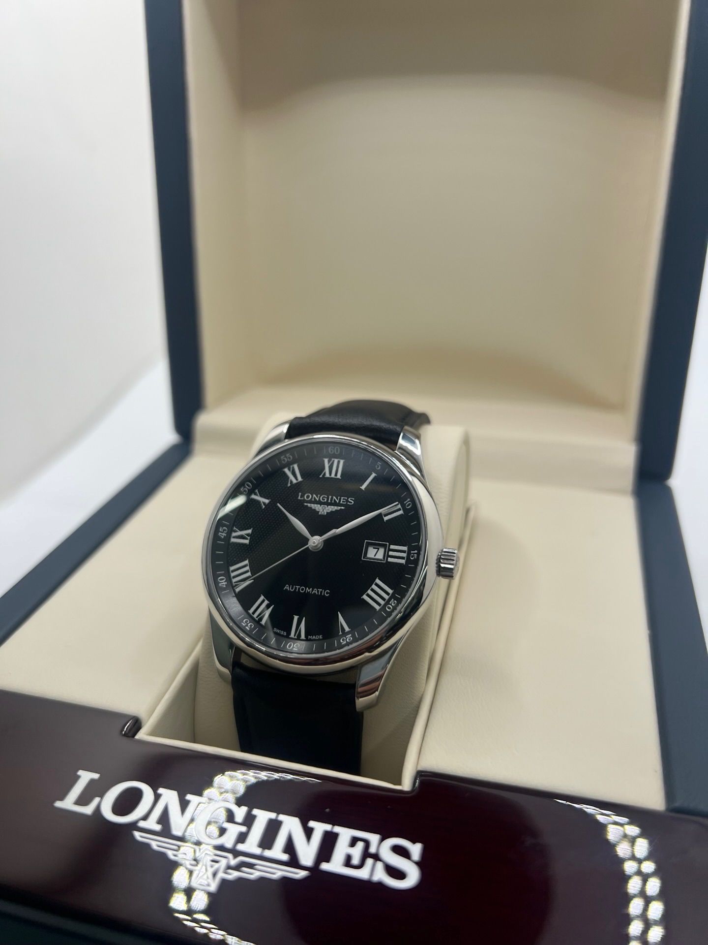 Montre automatique Longines Master Collection L2.893.4.51.6 en acier 42 mm, équipée d’un cadran noir épuré, d’un verre saphir et d’un bracelet en cuir noir. Modèle élégant avec fonction date, en très bon état d’occasion, présentant de légères micro-rayures, livré avec coffret d’origine.