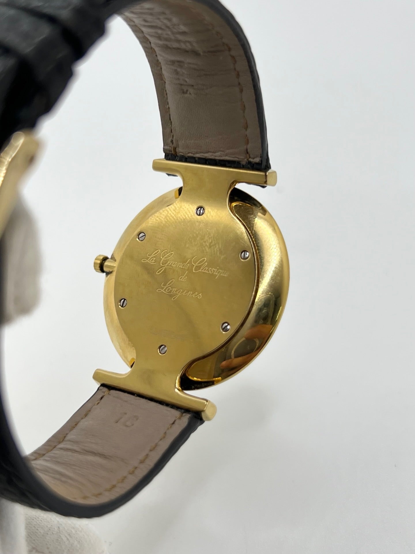 Montre Longines La Grande Classique référence L4.709.2 en plaqué or avec boîtier de 33 mm, cadran blanc à chiffres romains et verre saphir. Ce modèle à mouvement quartz est équipé d’un bracelet en cuir noir avec boucle ardillon en acier. Son design élégant et intemporel en fait une montre de ville raffinée, adaptée aussi bien aux hommes qu’aux amateurs de montres classiques. Pièce d’occasion en très bon état, révisée et prête à être portée.

