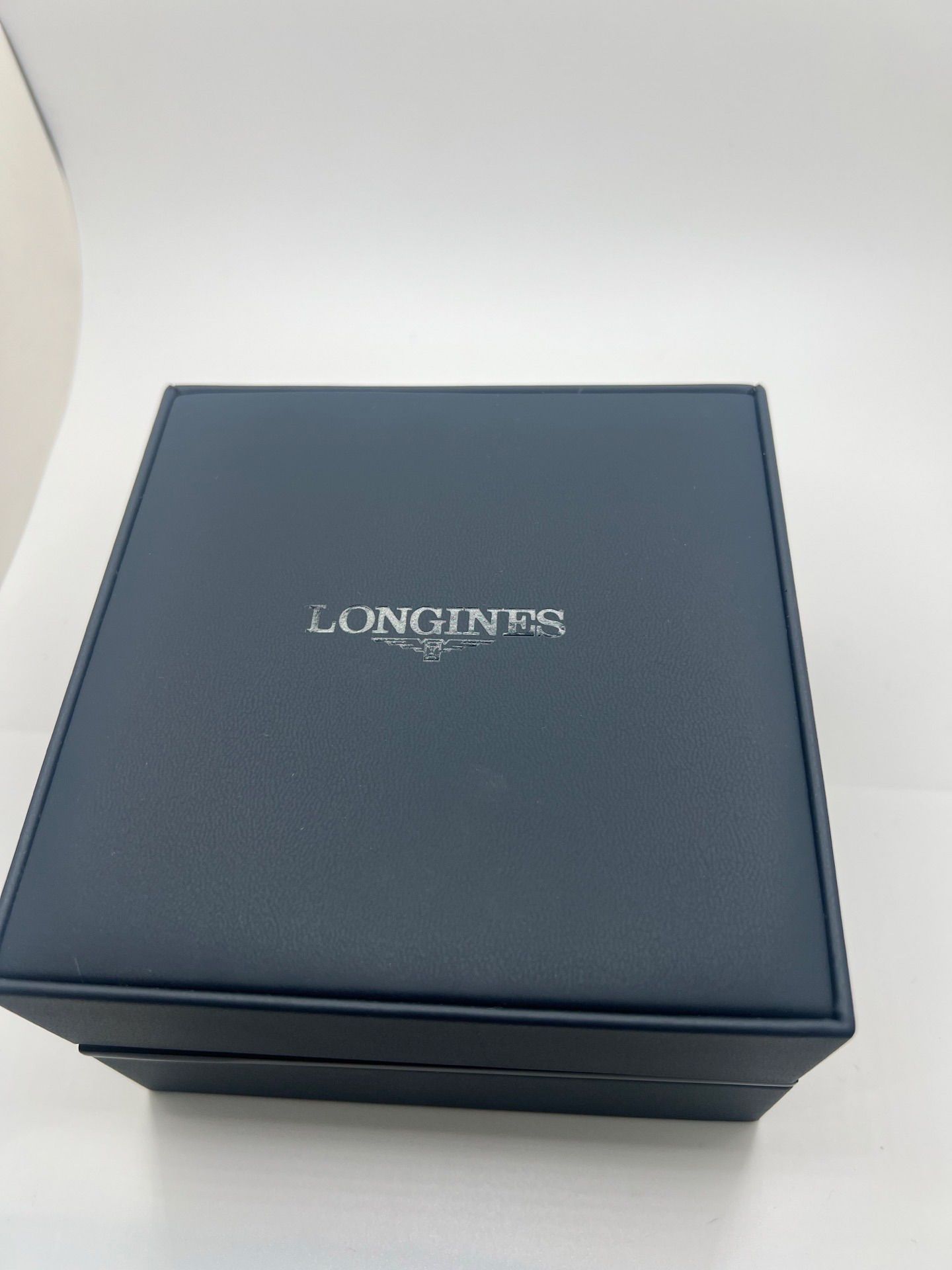 Montre automatique Longines Master Collection L2.893.4.51.6 en acier 42 mm, équipée d’un cadran noir épuré, d’un verre saphir et d’un bracelet en cuir noir. Modèle élégant avec fonction date, en très bon état d’occasion, présentant de légères micro-rayures, livré avec coffret d’origine.