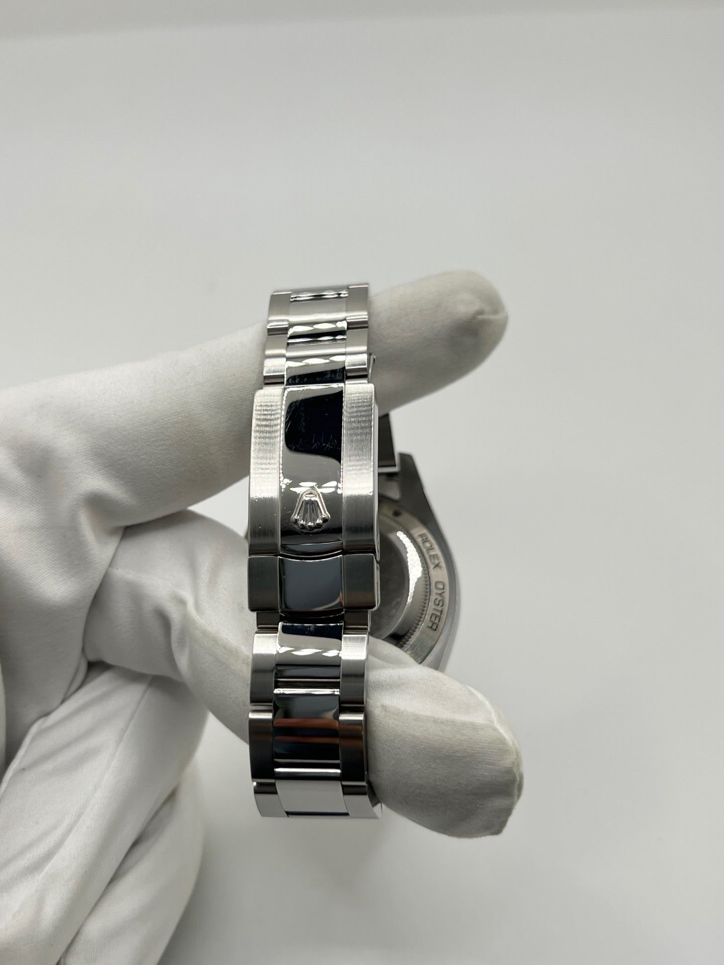 Montre Rolex Milgauss 116400GV en acier avec mouvement automatique calibre 3131, dotée d’un cadran noir sans chiffres et d’un verre saphir teinté vert emblématique. Boîtier de 40 mm étanche à 10 ATM avec bracelet acier assorti. Modèle iconique conçu pour résister aux champs magnétiques, en très bon état avec légères micro-rayures. Révisée en 2025, livrée avec coffret et papiers d’origine, disponible à Paris.
