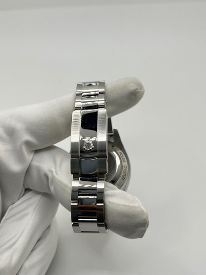 Montre Rolex Milgauss 116400GV en acier avec mouvement automatique calibre 3131, dotée d’un cadran noir sans chiffres et d’un verre saphir teinté vert emblématique. Boîtier de 40 mm étanche à 10 ATM avec bracelet acier assorti. Modèle iconique conçu pour résister aux champs magnétiques, en très bon état avec légères micro-rayures. Révisée en 2025, livrée avec coffret et papiers d’origine, disponible à Paris.