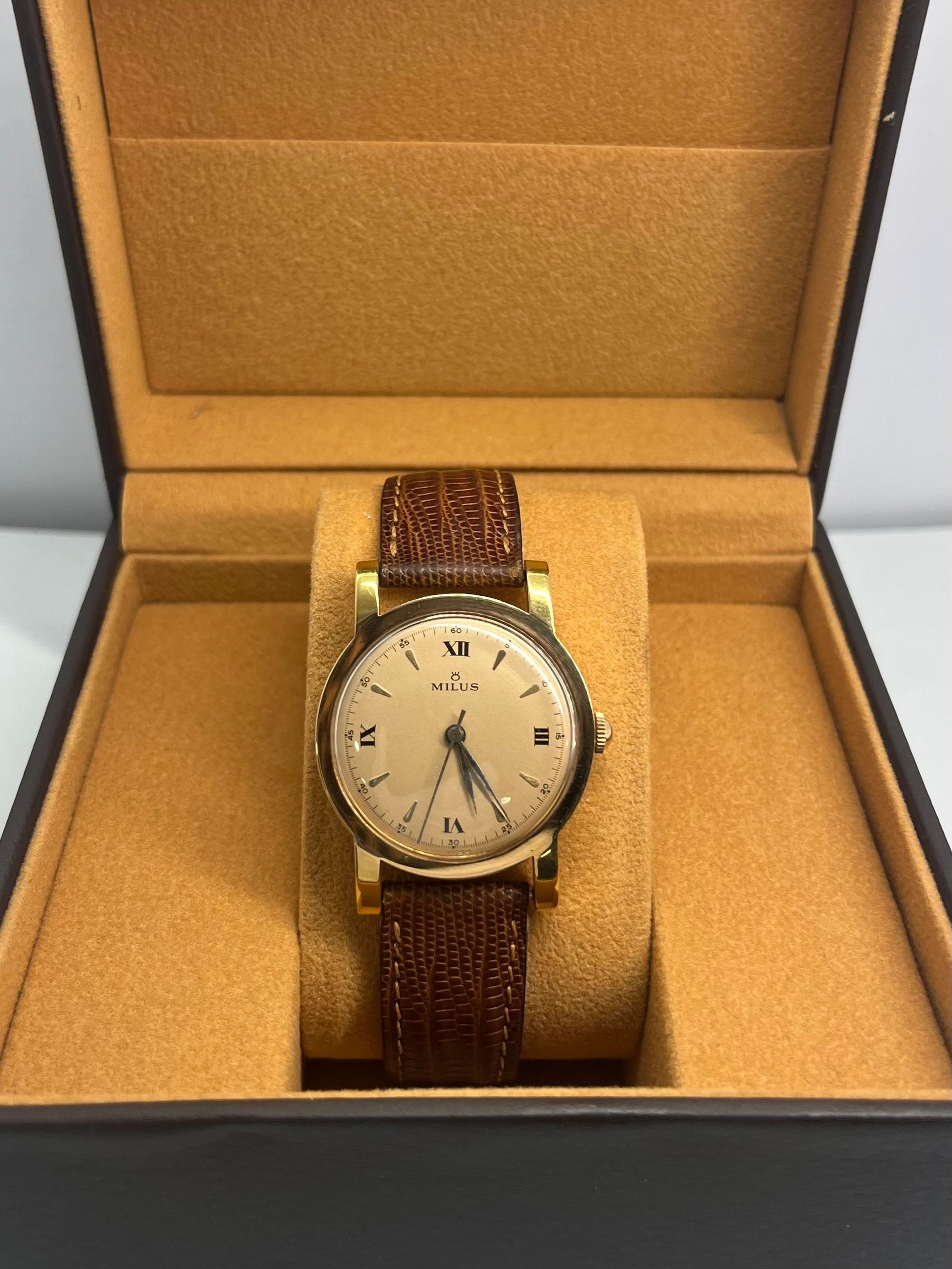 La Milus Vintage en or 18K est une montre élégante et rare, symbole du savoir-faire horloger traditionnel. Son boîtier en or massif lui confère un charme intemporel et une valeur durable. Idéale pour les amateurs de pièces de collection, elle incarne le raffinement d’une époque et l’authenticité d’un design horloger classique.