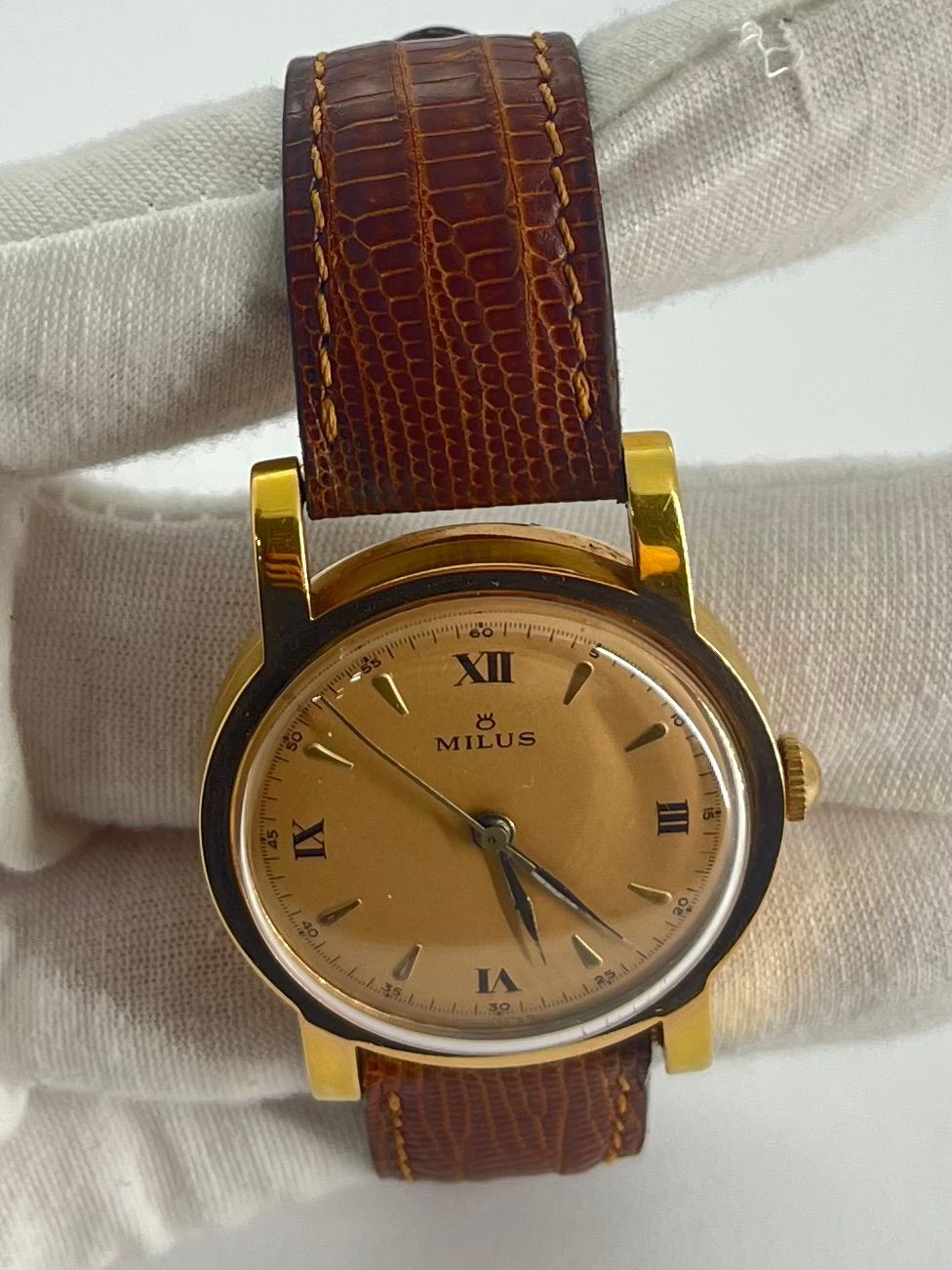 La Milus Vintage en or 18K est une montre élégante et rare, symbole du savoir-faire horloger traditionnel. Son boîtier en or massif lui confère un charme intemporel et une valeur durable. Idéale pour les amateurs de pièces de collection, elle incarne le raffinement d’une époque et l’authenticité d’un design horloger classique.