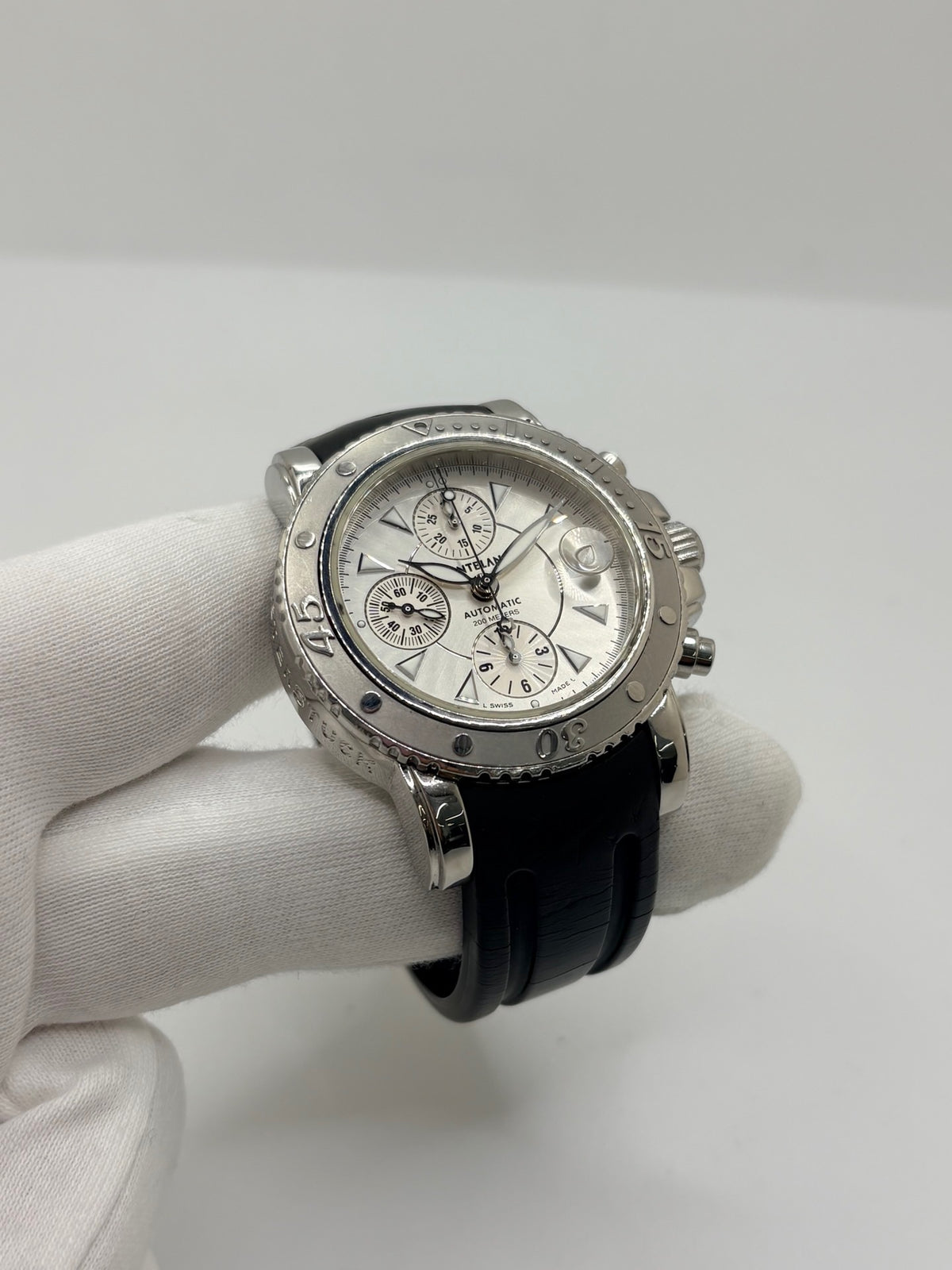 Montre Montblanc Sport 7034-PL en très bon état, équipée d’un mouvement à remontage automatique et d’un boîtier en acier de 41 mm. Son cadran argent sans chiffres est protégé par un verre saphir. Cette montre Montblanc Sport possède un bracelet en caoutchouc noir avec boucle déployante double en acier. Étanche jusqu’à 20 ATM, ce modèle homme ou unisexe associe design sportif, élégance et confort au quotidien.