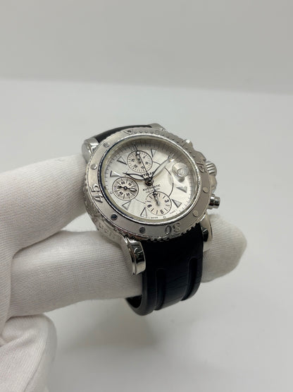Montre Montblanc Sport 7034-PL en très bon état, équipée d’un mouvement à remontage automatique et d’un boîtier en acier de 41 mm. Son cadran argent sans chiffres est protégé par un verre saphir. Cette montre Montblanc Sport possède un bracelet en caoutchouc noir avec boucle déployante double en acier. Étanche jusqu’à 20 ATM, ce modèle homme ou unisexe associe design sportif, élégance et confort au quotidien.
