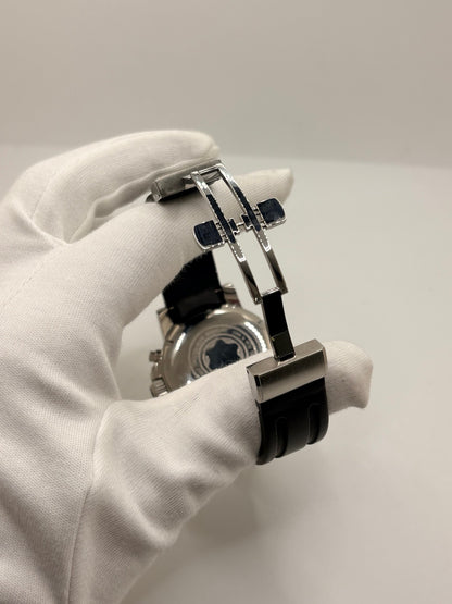 Montre Montblanc Sport 7034-PL en très bon état, équipée d’un mouvement à remontage automatique et d’un boîtier en acier de 41 mm. Son cadran argent sans chiffres est protégé par un verre saphir. Cette montre Montblanc Sport possède un bracelet en caoutchouc noir avec boucle déployante double en acier. Étanche jusqu’à 20 ATM, ce modèle homme ou unisexe associe design sportif, élégance et confort au quotidien.