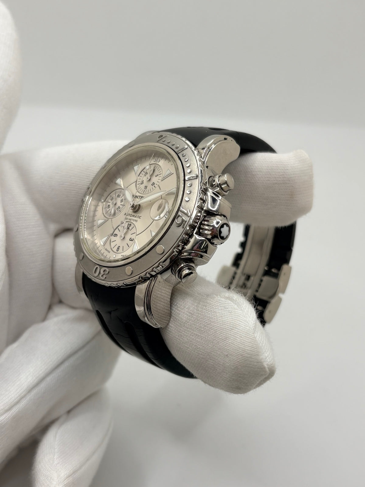 Montre Montblanc Sport 7034-PL en très bon état, équipée d’un mouvement à remontage automatique et d’un boîtier en acier de 41 mm. Son cadran argent sans chiffres est protégé par un verre saphir. Cette montre Montblanc Sport possède un bracelet en caoutchouc noir avec boucle déployante double en acier. Étanche jusqu’à 20 ATM, ce modèle homme ou unisexe associe design sportif, élégance et confort au quotidien.