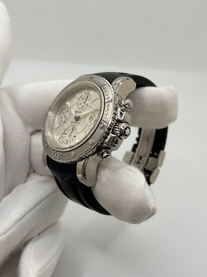 Montre Montblanc Sport 7034-PL en très bon état, équipée d’un mouvement à remontage automatique et d’un boîtier en acier de 41 mm. Son cadran argent sans chiffres est protégé par un verre saphir. Cette montre Montblanc Sport possède un bracelet en caoutchouc noir avec boucle déployante double en acier. Étanche jusqu’à 20 ATM, ce modèle homme ou unisexe associe design sportif, élégance et confort au quotidien.