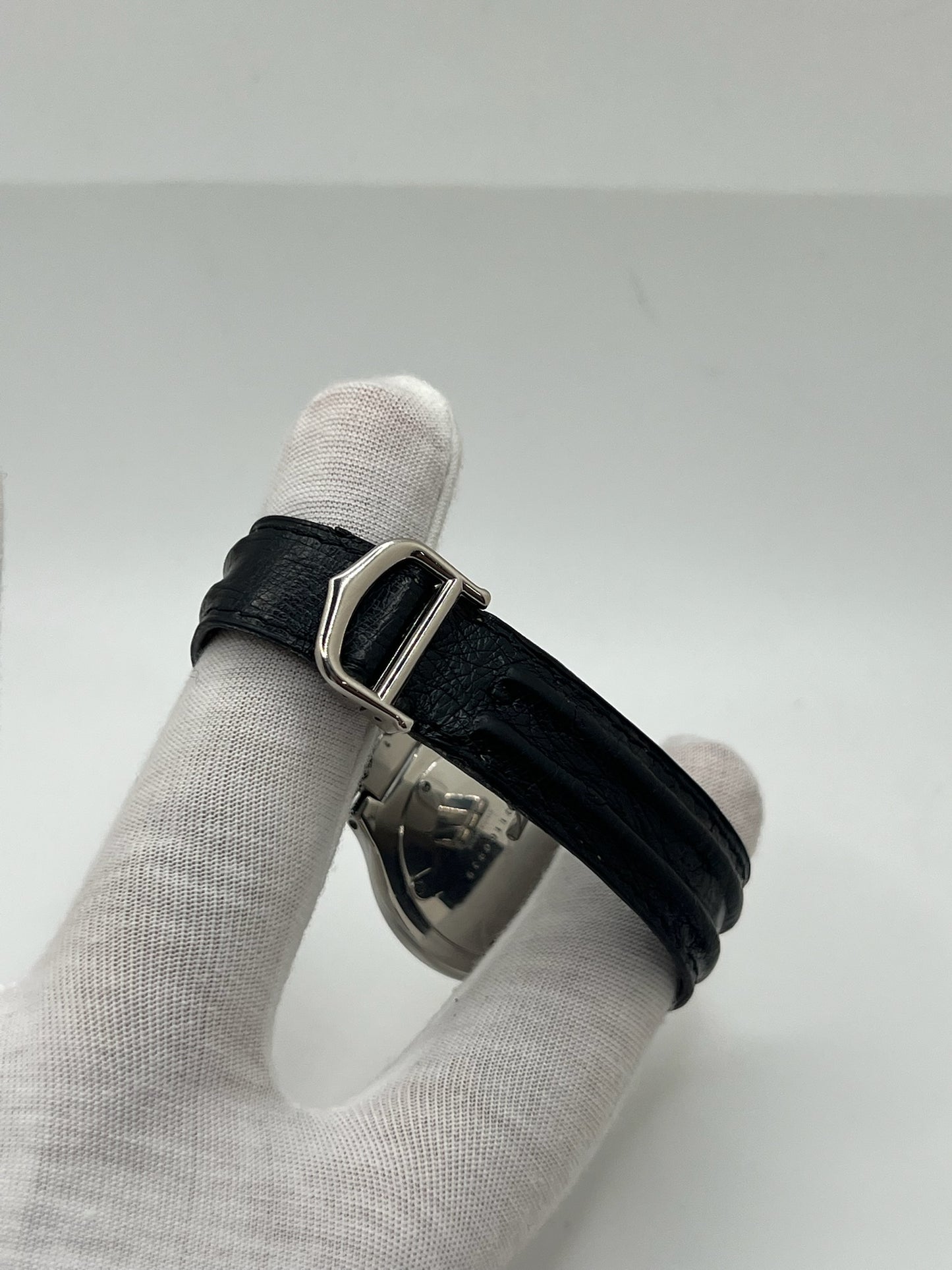 Montre Cartier 21 Must de Cartier avec boîtier 35 mm en or et acier, cadran blanc à chiffres romains, mouvement quartz. Modèle élégant et mixte, équipé d’une boucle déployante sur bracelet cuir noir. Montre de luxe vintage en très bon état, révisée, disponible sans boîte ni papiers d’origine. Idéale pour collectionneur ou amateur de montres emblématiques signées Cartier.