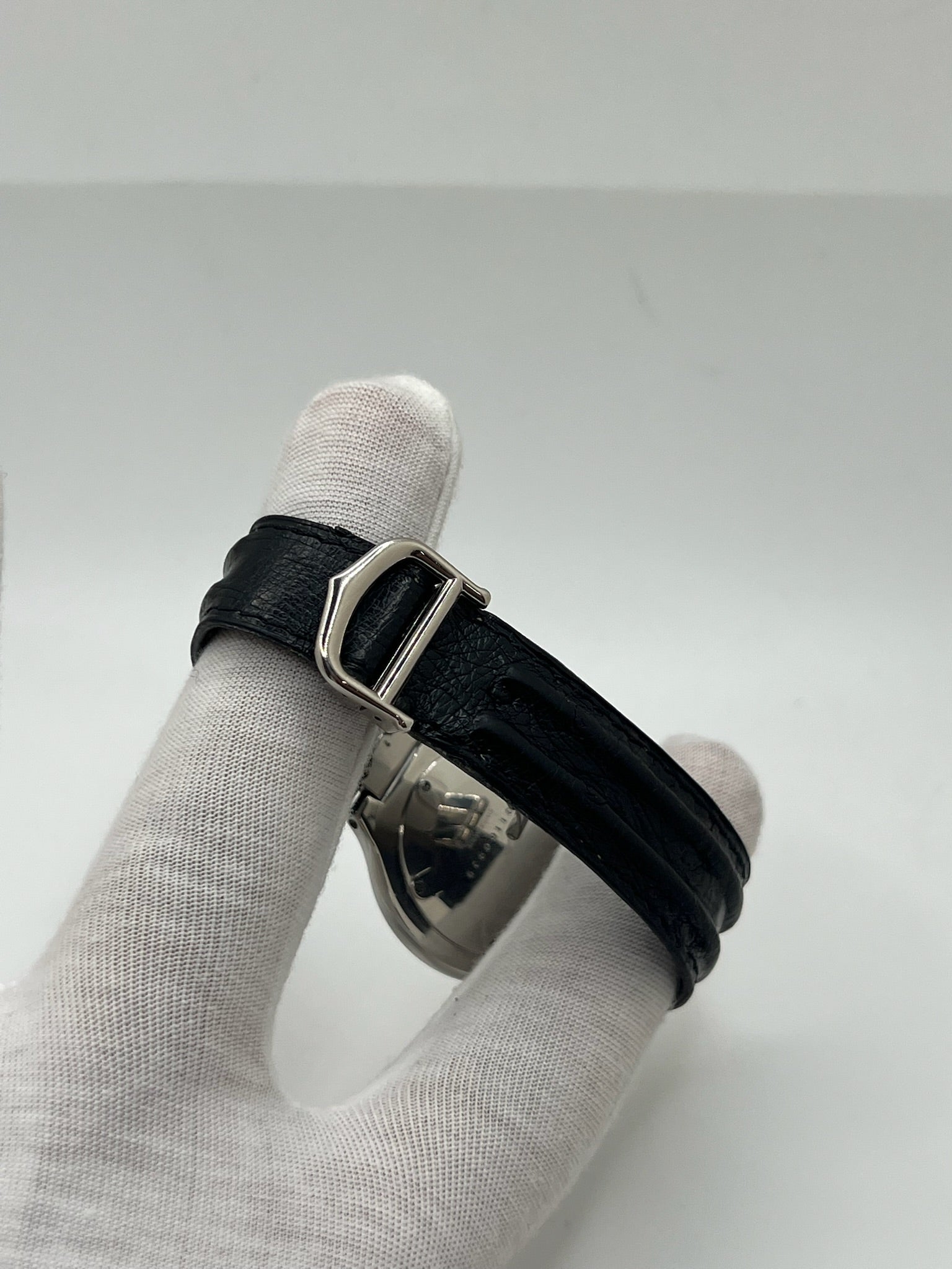 Montre Cartier 21 Must de Cartier avec boîtier 35 mm en or et acier, cadran blanc à chiffres romains, mouvement quartz. Modèle élégant et mixte, équipé d’une boucle déployante sur bracelet cuir noir. Montre de luxe vintage en très bon état, révisée, disponible sans boîte ni papiers d’origine. Idéale pour collectionneur ou amateur de montres emblématiques signées Cartier.