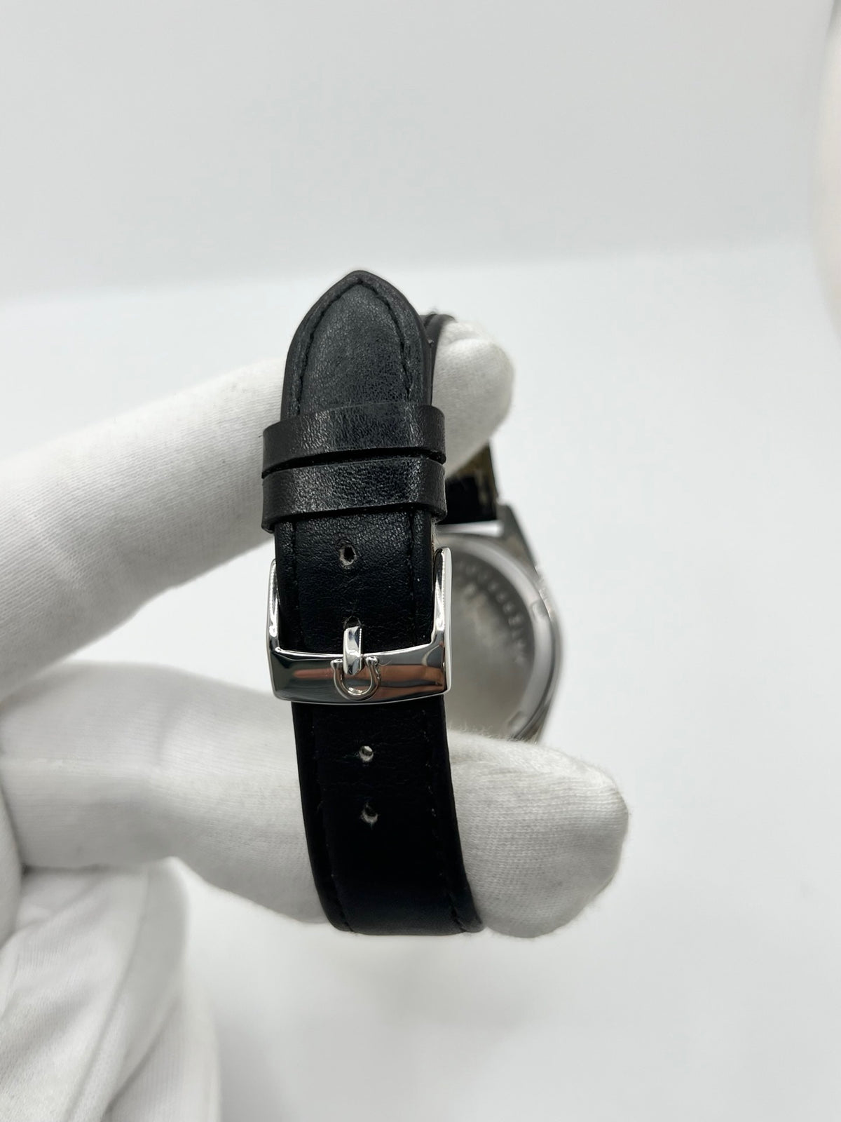 Montre Omega Genève 135.041 vintage de 1969, équipée d’un mouvement à remontage manuel avec calibre 601, offrant une réserve de marche de 48 heures. Son boîtier en acier de 34 mm est associé à un cadran argent à index bâtons, protégé par un verre Plexiglas. Cette Omega Genève est montée sur un bracelet noir en cuir de vache avec boucle ardillon en acier. En bon état, elle présente des traces d’usure visibles.