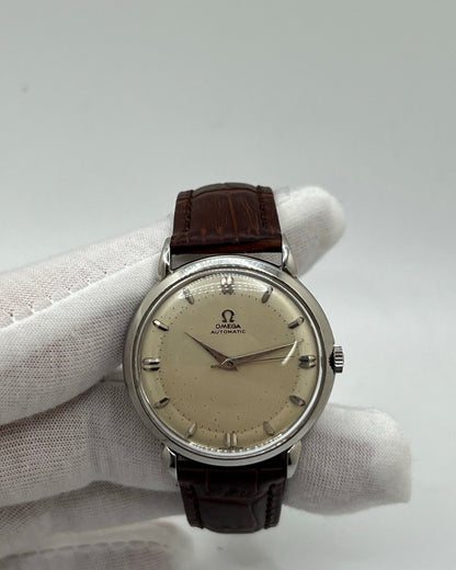 Découvrez la Montre Omega Bumper Automatic 2446-1, un garde-temps vintage au charme intemporel. Dotée d’un mouvement automatique « Bumper », cette pièce emblématique témoigne du savoir-faire horloger d’Omega. Son design élégant et sa mécanique de précision en font un choix idéal pour les collectionneurs et amateurs de montres d’exception. Un modèle rare qui allie histoire et sophistication.