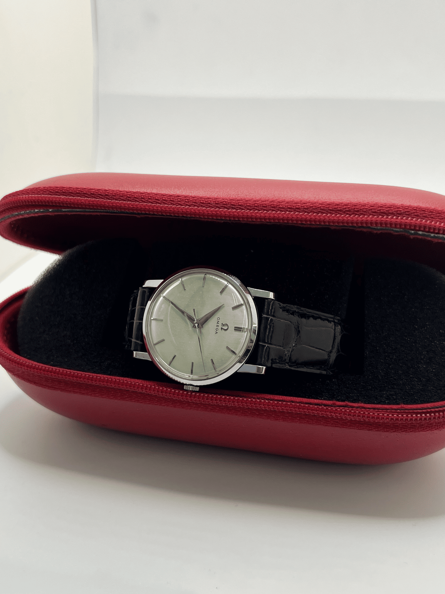 Découvrez l’Omega Classic Vintage 33 mm, une montre de collection alliant charme rétro et élégance intemporelle. Avec son design raffiné et son format discret, cette Omega au style vintage séduit les amateurs d’horlogerie classique. Une pièce d’exception, idéale pour sublimer votre poignet et compléter une collection prestigieuse.