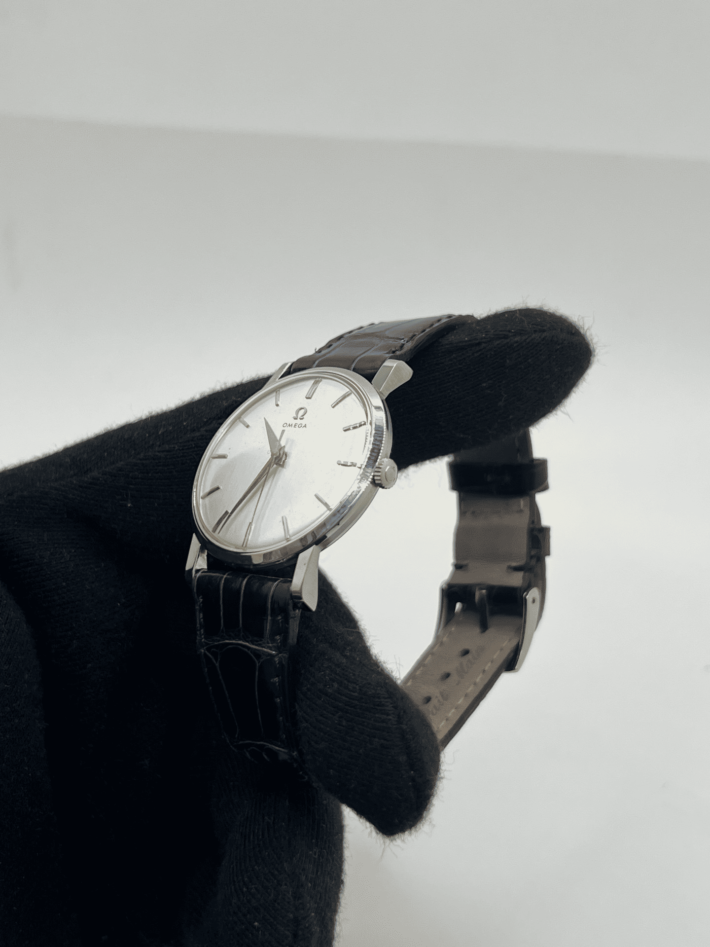 Découvrez l’Omega Classic Vintage 33 mm, une montre de collection alliant charme rétro et élégance intemporelle. Avec son design raffiné et son format discret, cette Omega au style vintage séduit les amateurs d’horlogerie classique. Une pièce d’exception, idéale pour sublimer votre poignet et compléter une collection prestigieuse.